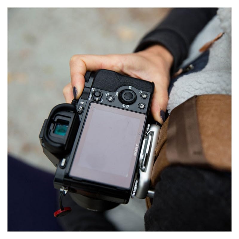 Peak Design Capture Camera Clip V3, Silver with Plate, Holds DSLR, Compact and Point and Shoot Bodies, Secure, Stable and Accessible, Attaches to Straps and Belts, Quick Release, 200 lb Capacity