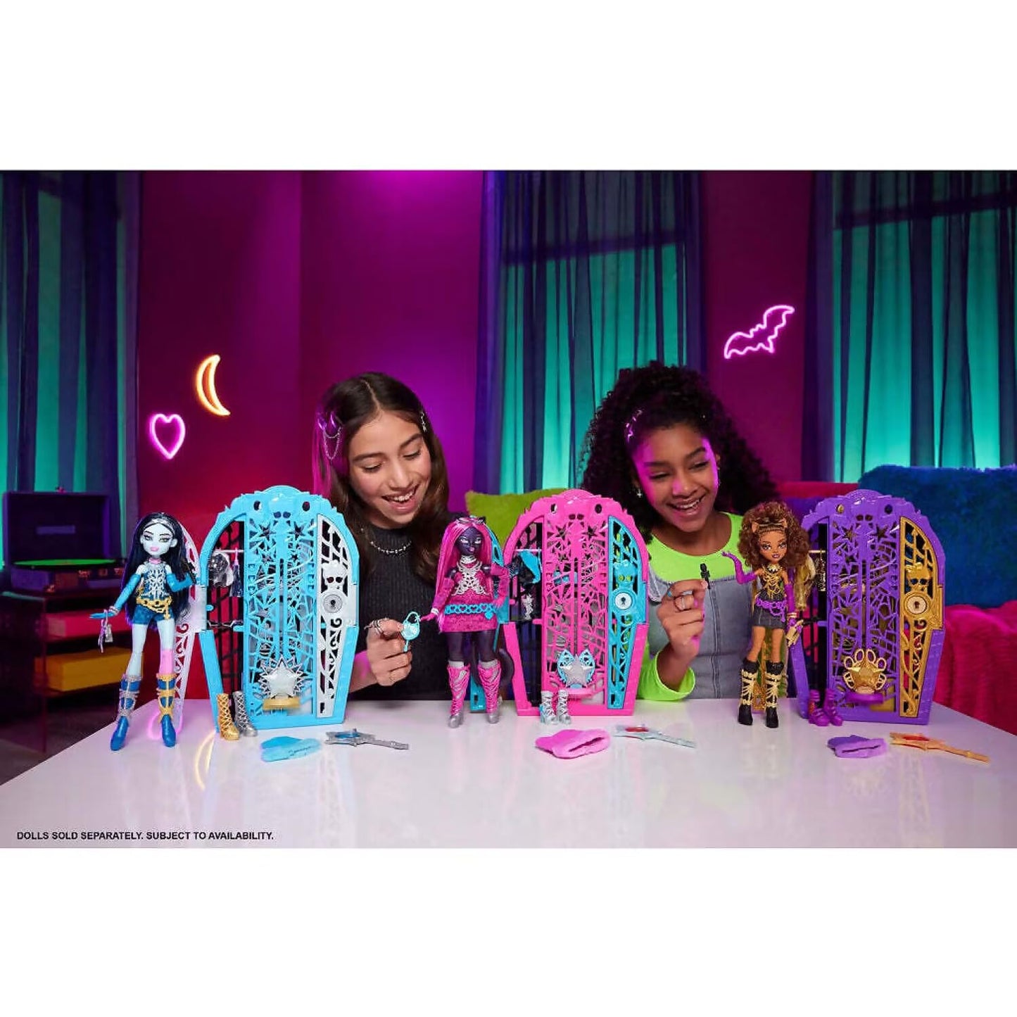 Monster High Skulltimate Secrets Doll and Accessories Set, Hauntlywood Mysteries Frankie Stein with Reveal Closet & 19+ Glam Surprises Like Doll Clothes