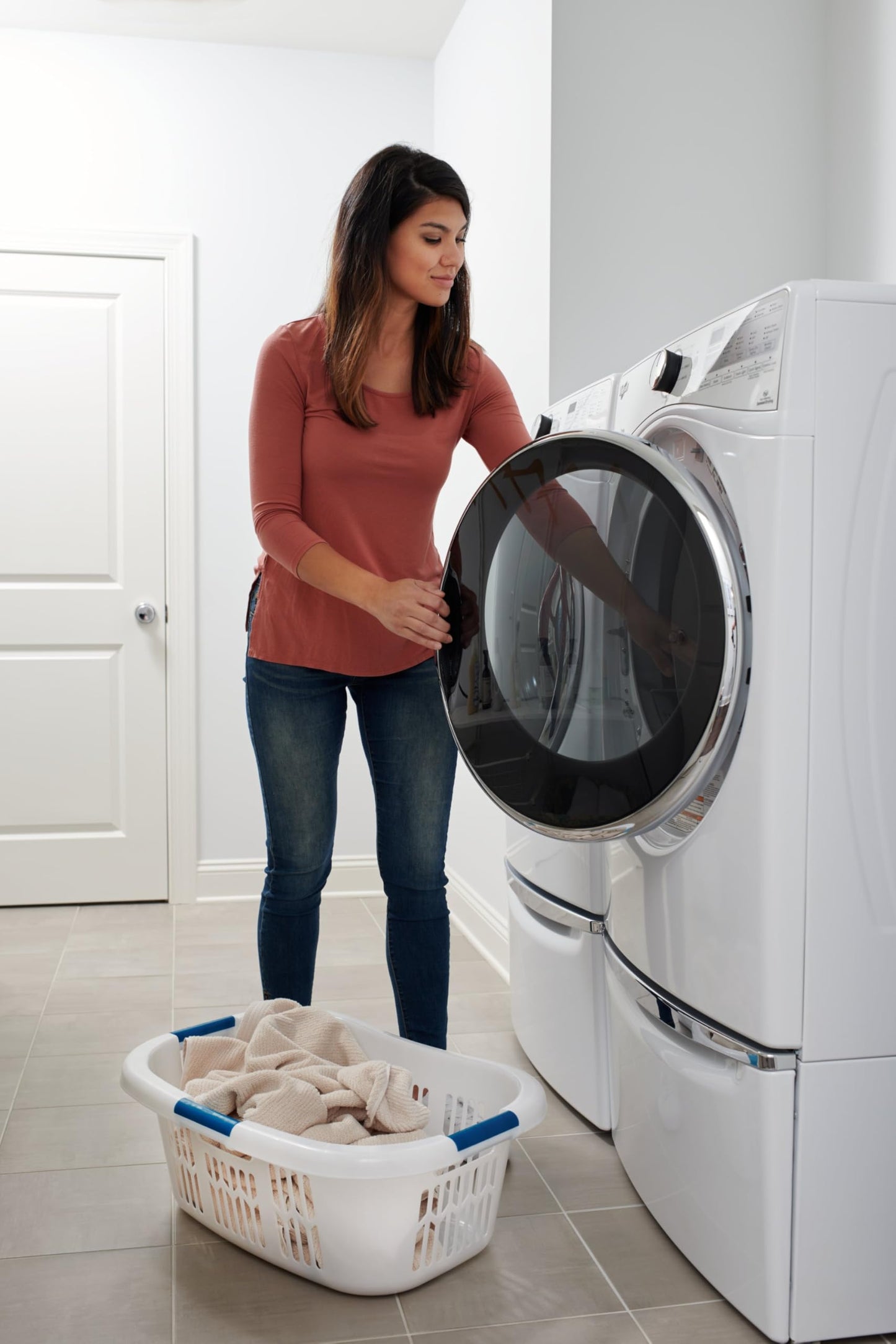 Rubbermaid Hip Hugger Laundry Basket, Standard, White