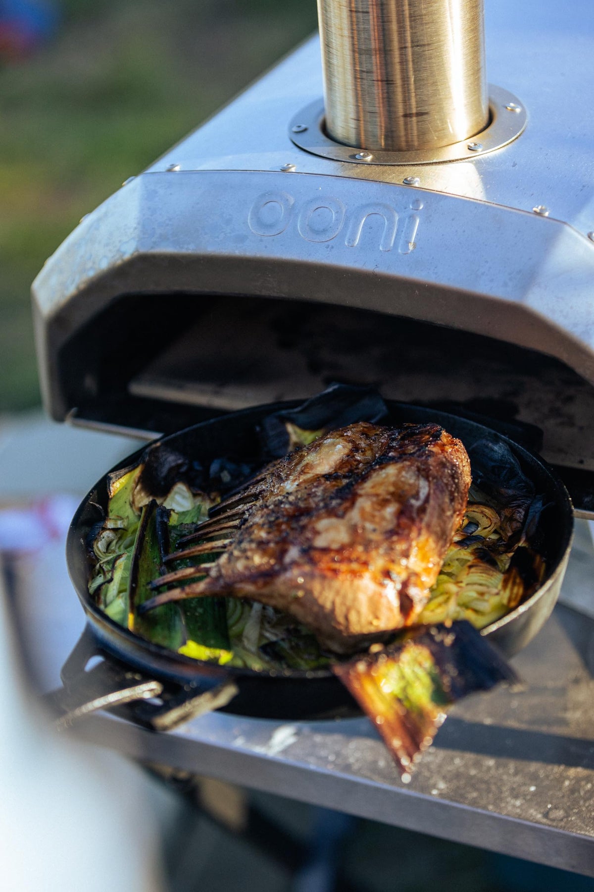 Ooni Cast Iron Skillet Pan - 9" Round Cast Iron Skillet with Removable Handle and Sainless Steel Trivet, Cast Iron Frying Pan, Pre-Seasoned Non-Stick Oven Safe Cookware, Pizza Oven and BBQ Accessories