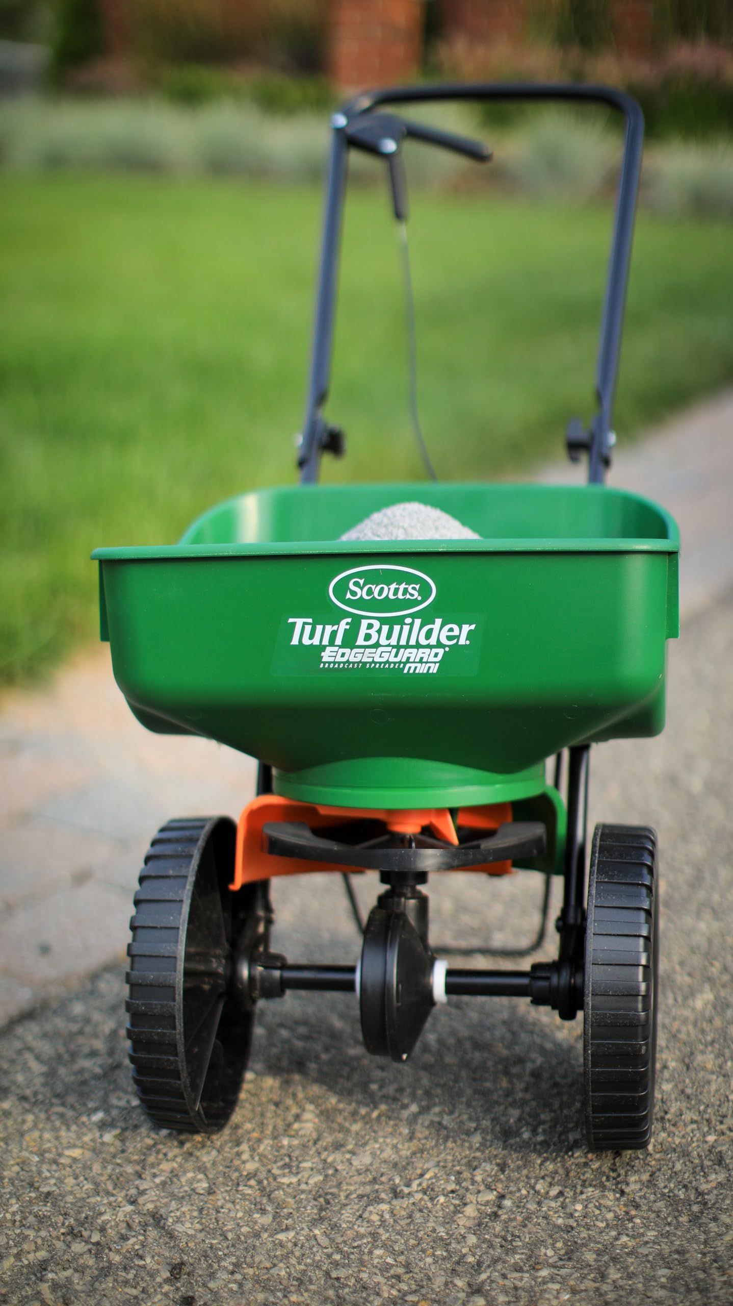 Scotts Turf Builder Pro Lawn Food 32-0-4 10.5kg (800m² Coverage)