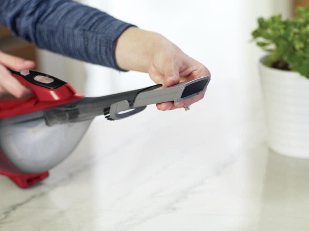 BLACK+DECKER Dustbuster Handheld Vacuum, Cordless, Chili Red (HLVA320J26)