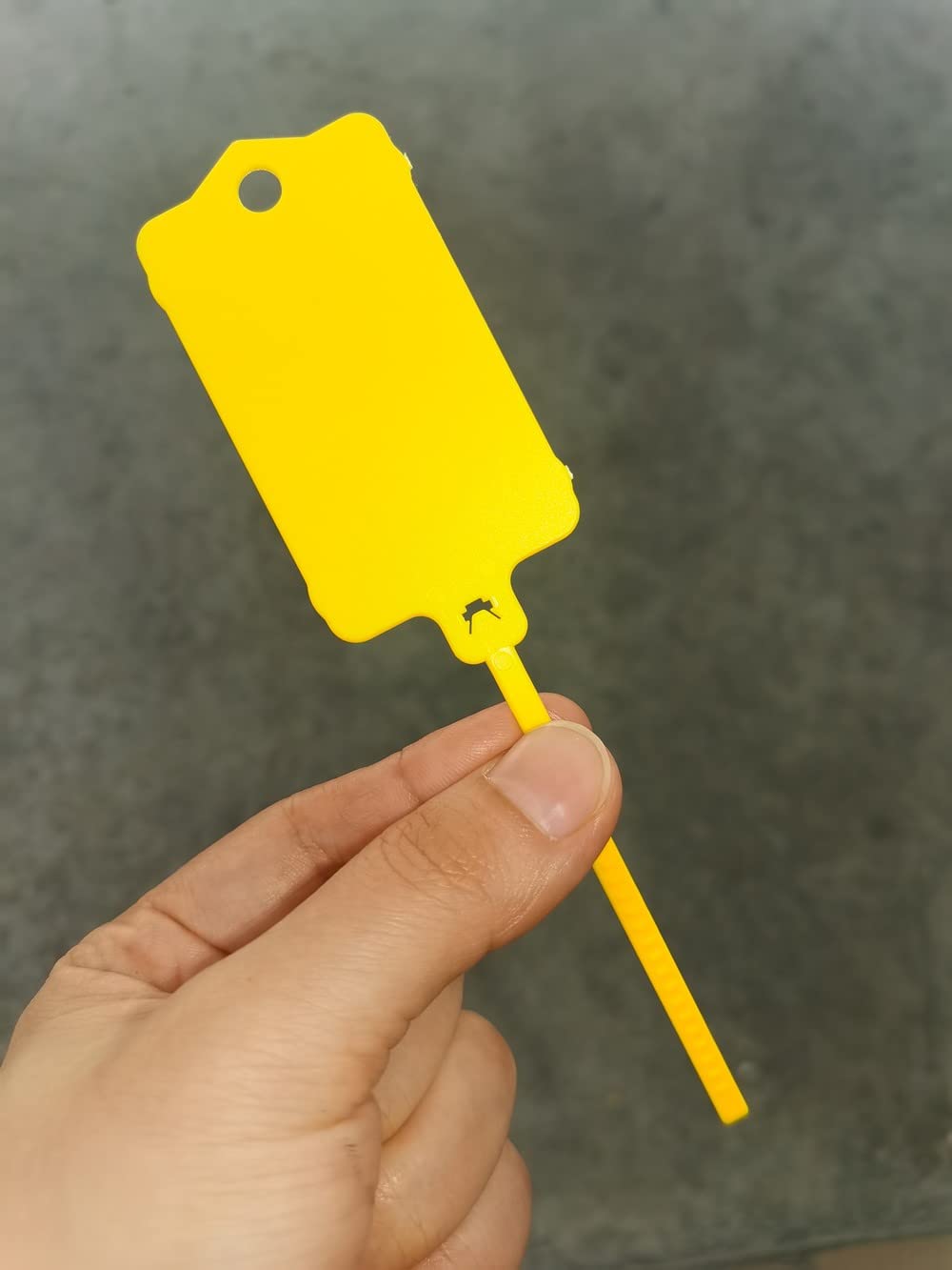 XF-Vel 100pcs Reusable Yellow Plastic Tags Ties Key Tags 1.45"*2.48" Serrated Tension Sealing Strap with Large Label Plastic Tie Mark Label Waterproof Hang Sign Write on Tag