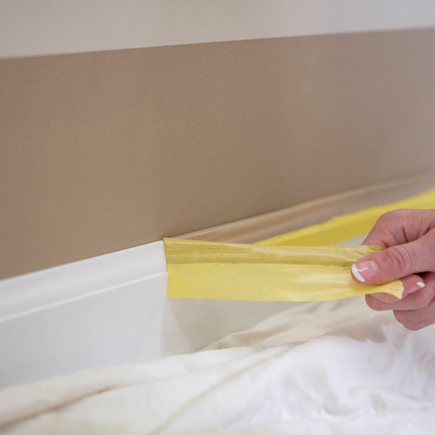 FrogTape Delicate Surface Painters Tape with PAINTBLOCK, 1.5 Inch Wide (1.41 in. x 60 Yds), Low Adhesion, Ideal for Freshly Painted Walls, Trim & Surfaces, Yellow, 4 Rolls (240662)
