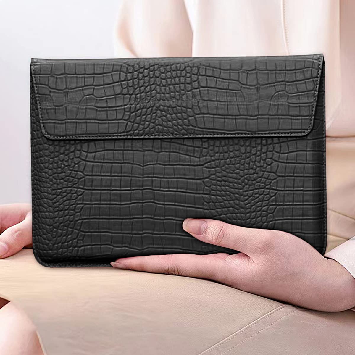 Seanai Laptop Sleeve Case 13-13.6 Inch Crocodile PU Leather Flip Cover with Stand Function for 2016-2026 MacBook Neo 13 A18 Pro A3404 Air 13 Pro 13 M5 M4 M3 M2 M1, for HP Dell Lenovo Laptop, Black