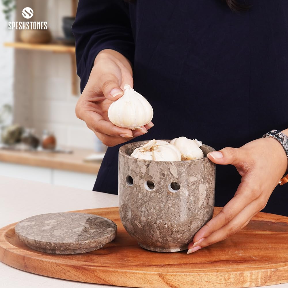 SPESHSTONES Marble Garlic Holder 11.4 cm Handmade, Garlic Keeper with lid for Counter, Garlic Storage Container to Keep the Cloves Fresh