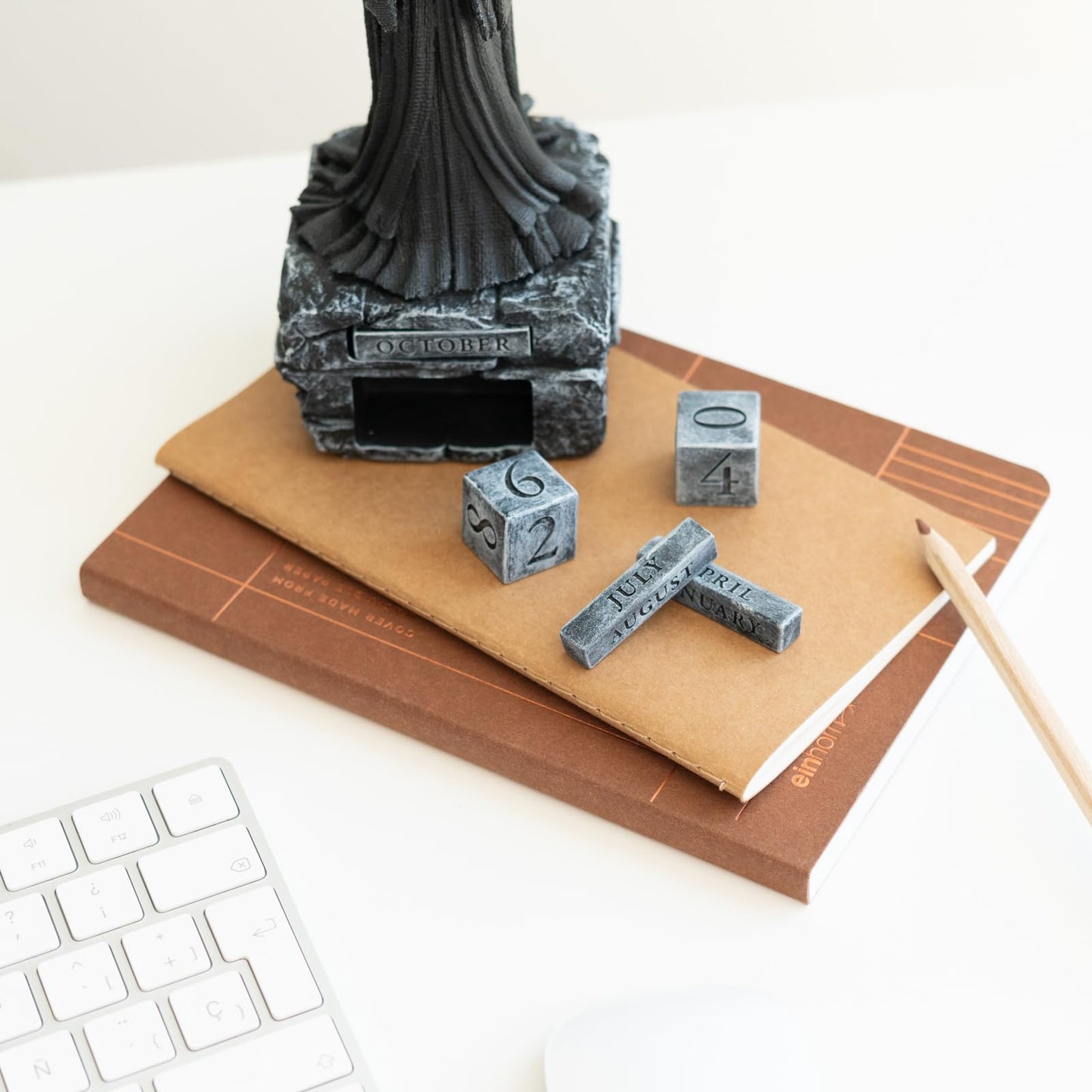Grupo Erik: Lord of the Rings Calendar | Lord of the Rings Nazgul Table Calendar, Perpetual Calendar 9 x 9 x 23 cm, LOTR Gadget, Angmar Warlock King 3D Calendar