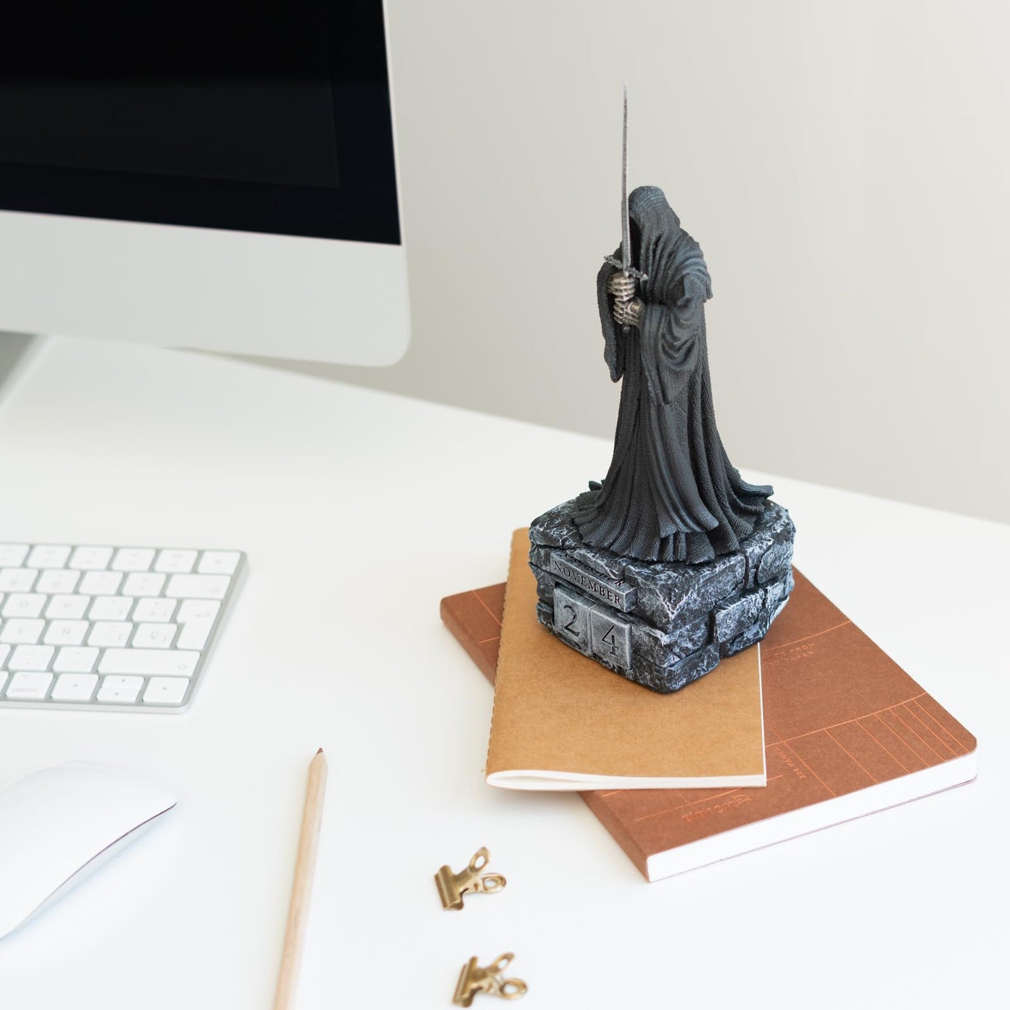 Grupo Erik: Lord of the Rings Calendar | Lord of the Rings Nazgul Table Calendar, Perpetual Calendar 9 x 9 x 23 cm, LOTR Gadget, Angmar Warlock King 3D Calendar