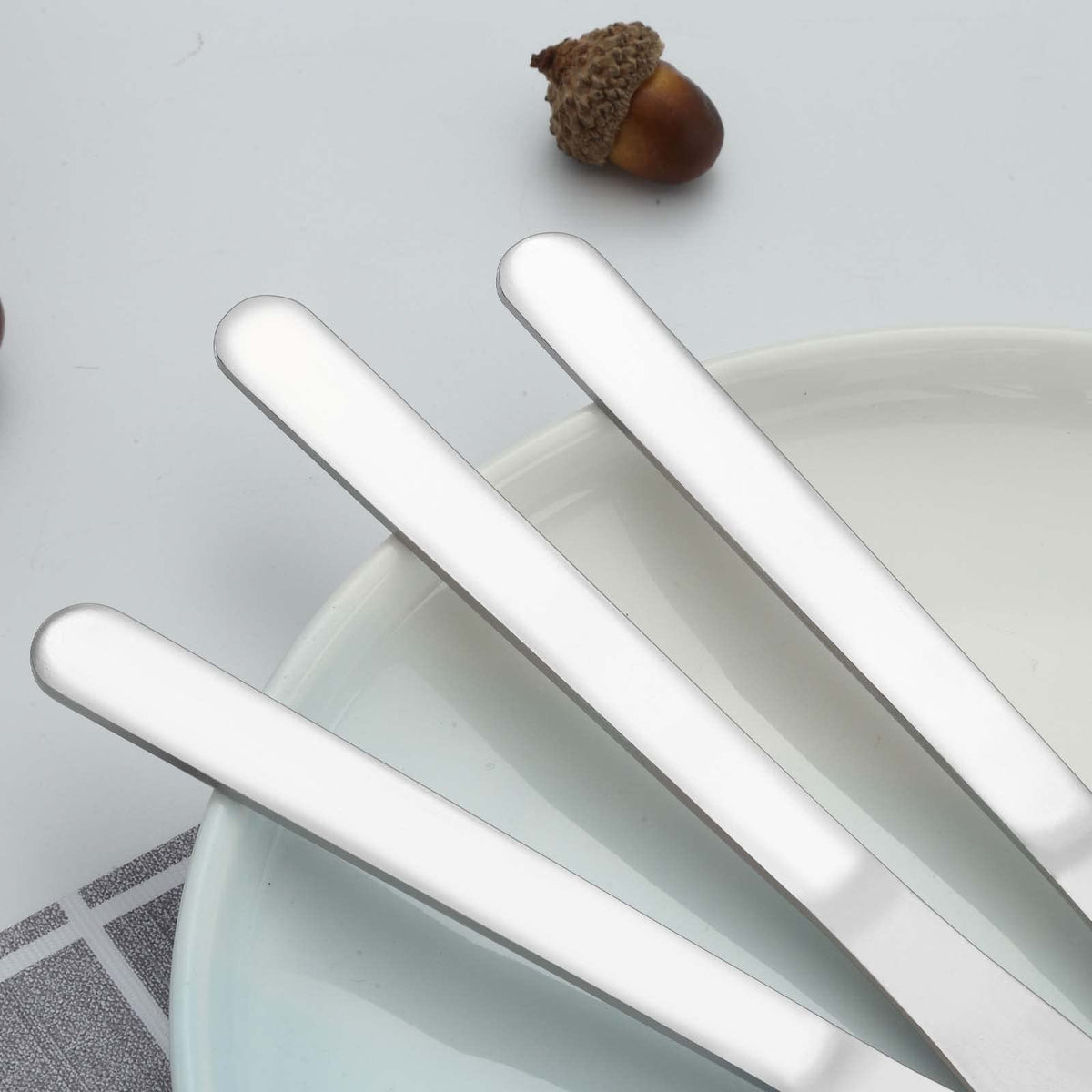 Funnydin 36 Pieces Dinner Knives Set, 8.1 Inches Table Knives Set, Odourless Butter Knife, Food Grade Stainless Steel Dinner Knife, Cost-effective Silverware - Mirror Polished, Dishwasher Safe