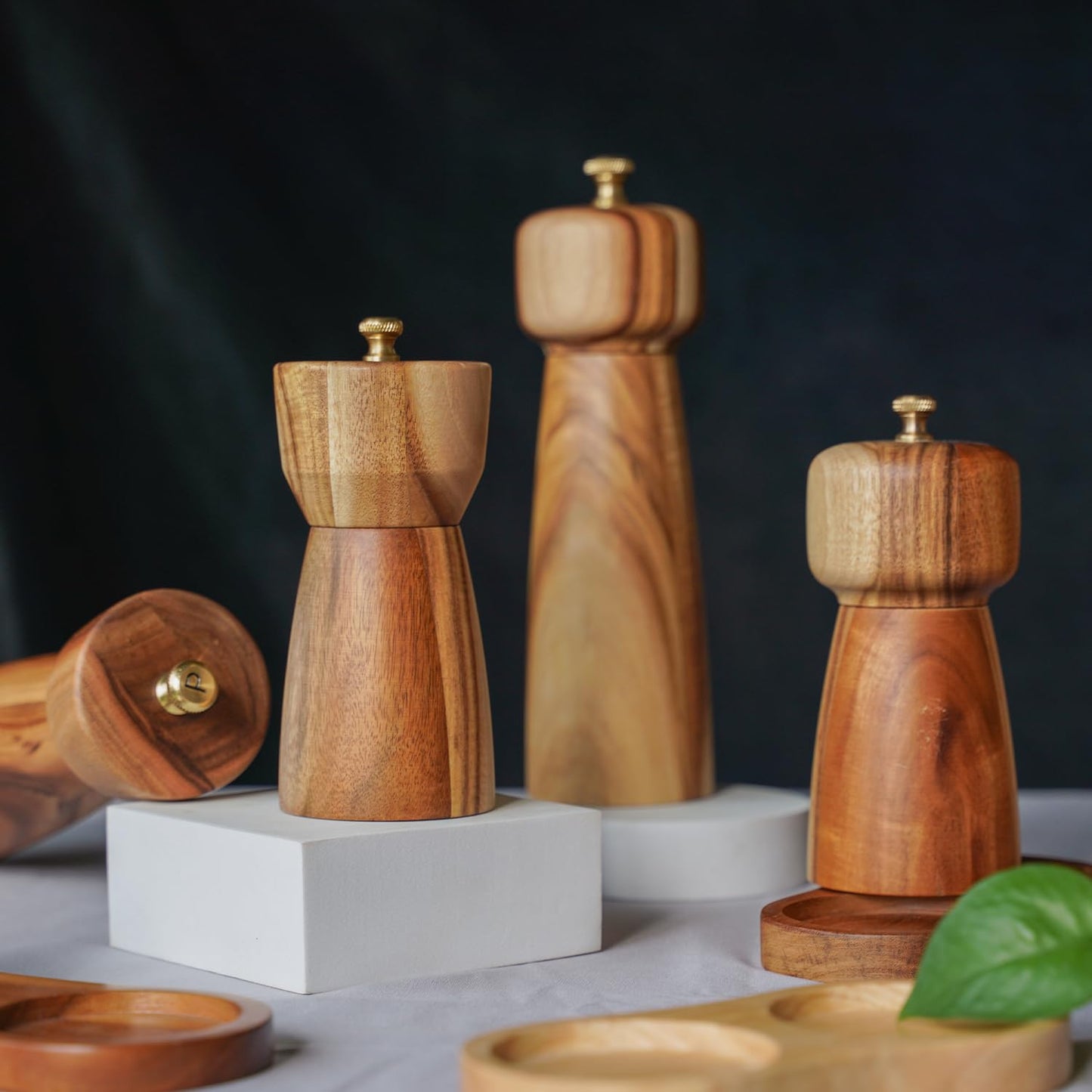 DeroTeno Salt and Pepper Mill Set with Tray, Adjustable Ceramic Grinder Salt Mill, Stainless Steel Grinder Pepper Mill, Acacia Wood, 14 cm/ 5 Inch Height, Bottom Dia 6 cm /2.36 inch