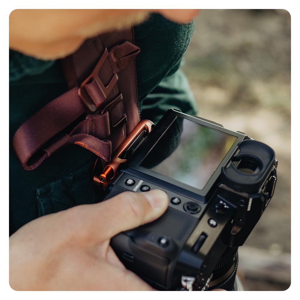 Peak Design Capture Camera Clip V3, Silver with Plate, Holds DSLR, Compact and Point and Shoot Bodies, Secure, Stable and Accessible, Attaches to Straps and Belts, Quick Release, 200 lb Capacity