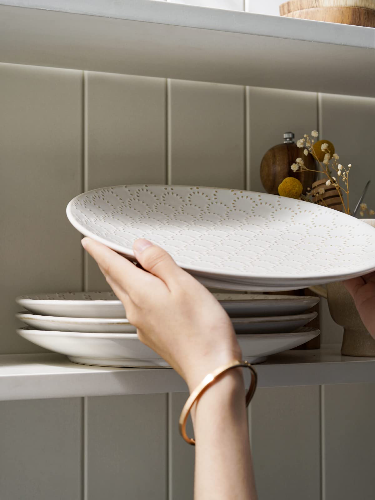 LE TAUCI Dinner Plates 10 Inch, Ceramic Dish Set for Kitchen, Embossed Serving Dish, Microwave Oven Dishwasher Safe, for Housewarming or Wedding - Set of 4, Arctic White
