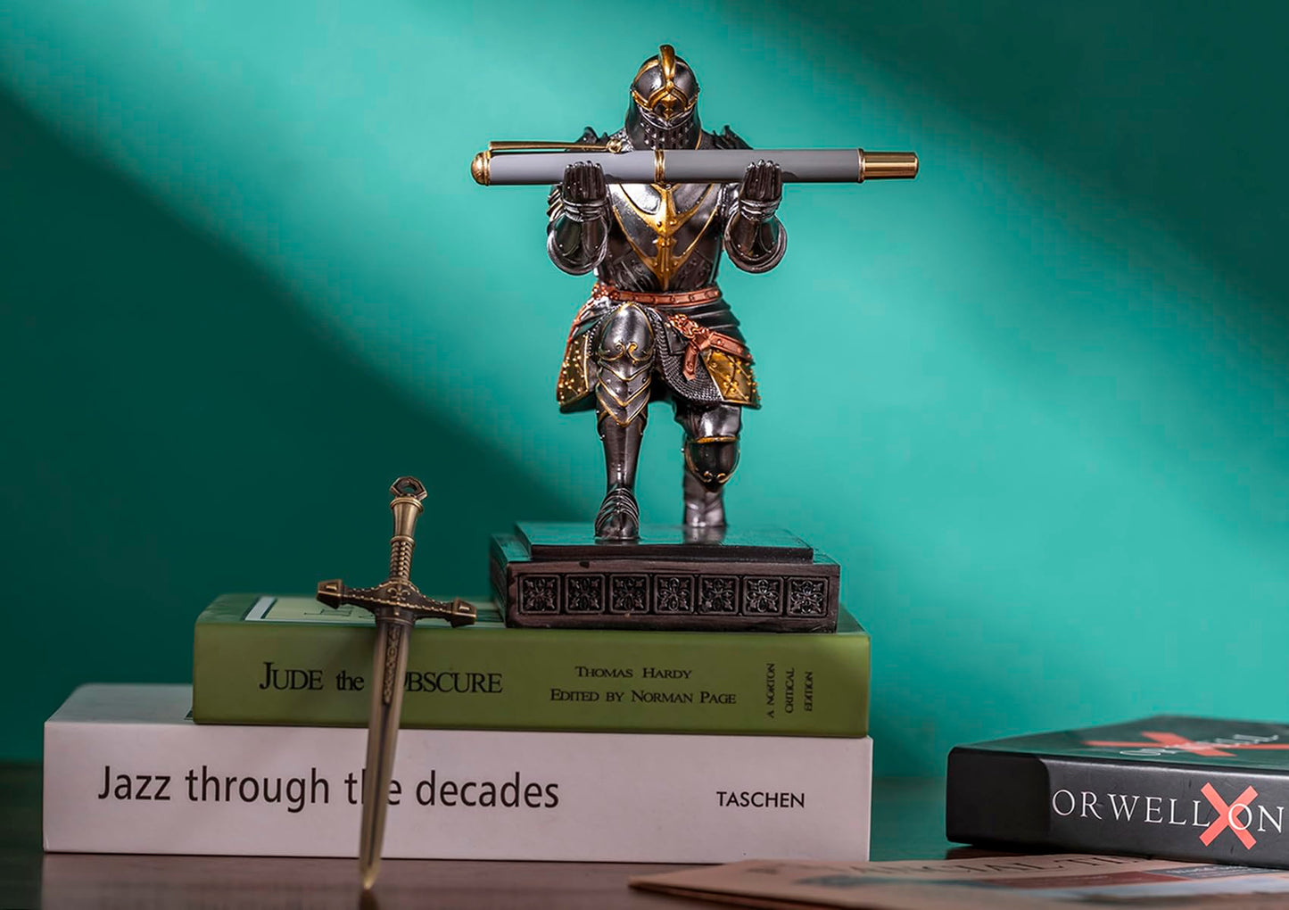 HDMbigmi King's Guard Knight Pen Holder Pen Stand Desk Organizers and Accessories Resin Pencil Holder as Gift with a Nice Letter Opener for Office and Home Desk Organizer (Iron)