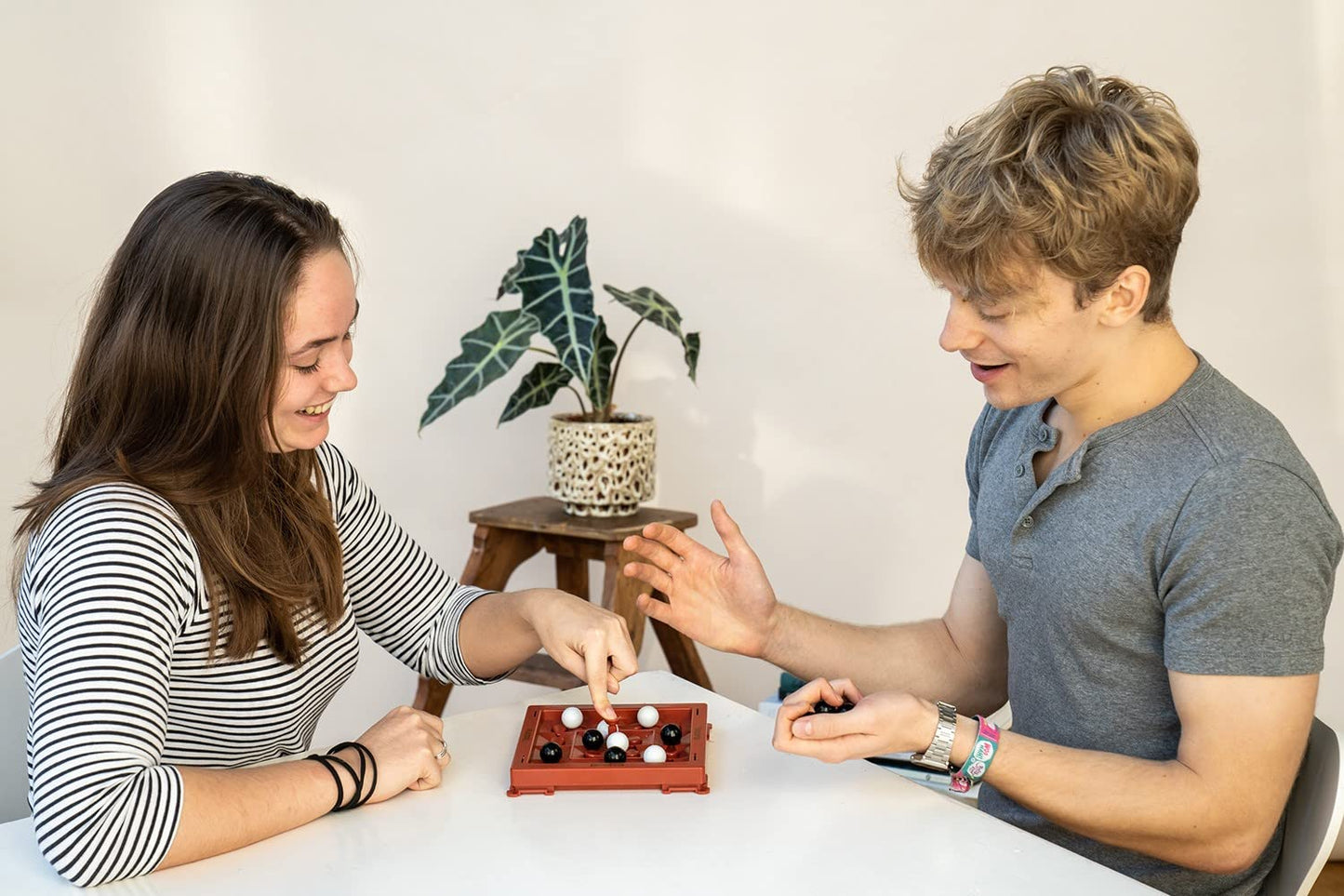 FLEXIQ - Orbito - 2-Player Fast Strategy Game - Forward Thinking and Strategic Switching - Bilingual Friends and Family Game - Age 7 Years+ - FXG502CA