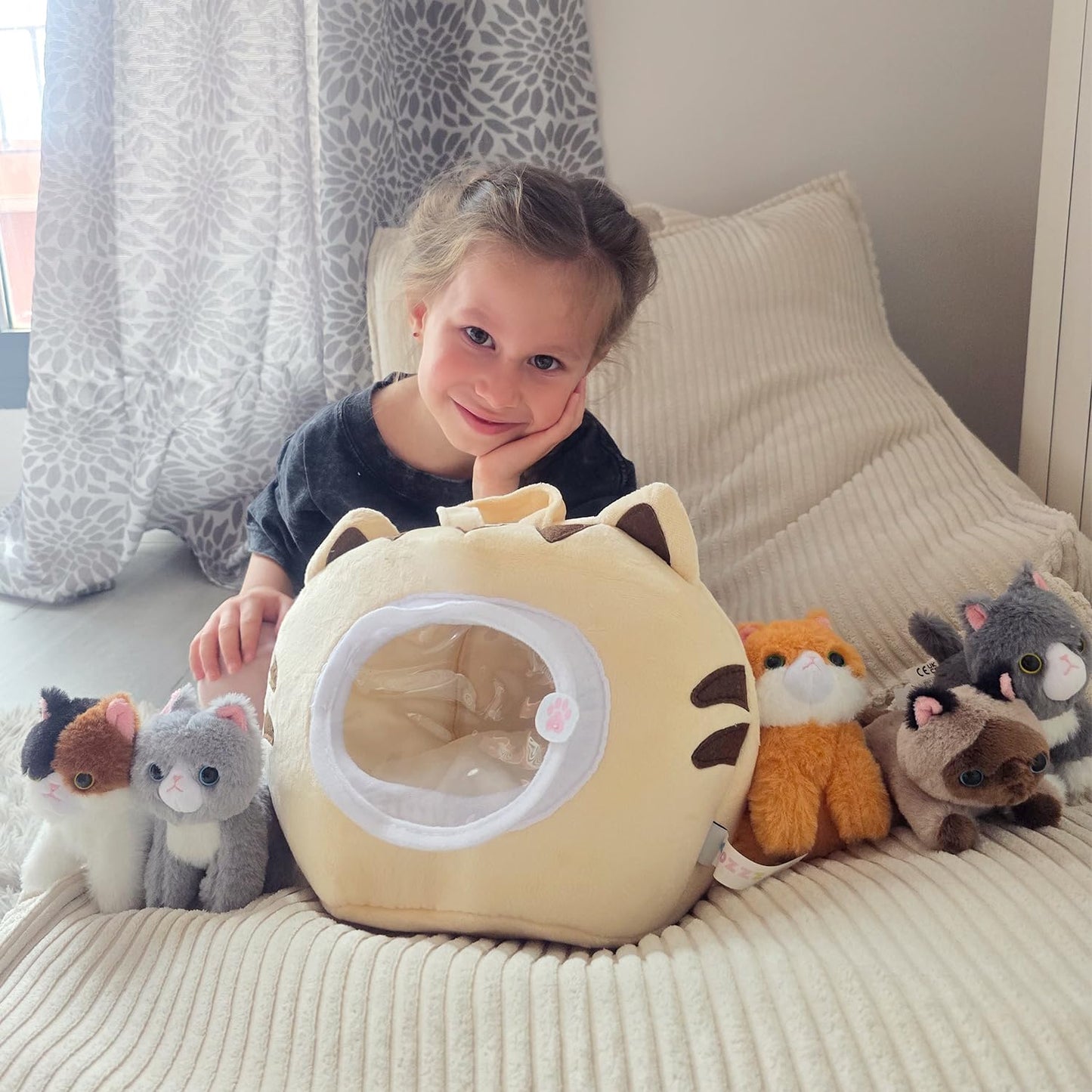 OUOZZZ Cat Stuffed Animal House – Plush Kitten Toy Set with 4 Soft Cats – Interactive & Travel-Friendly Playset for Toddlers & Kids – Huggable, Portable Birthday for Baby