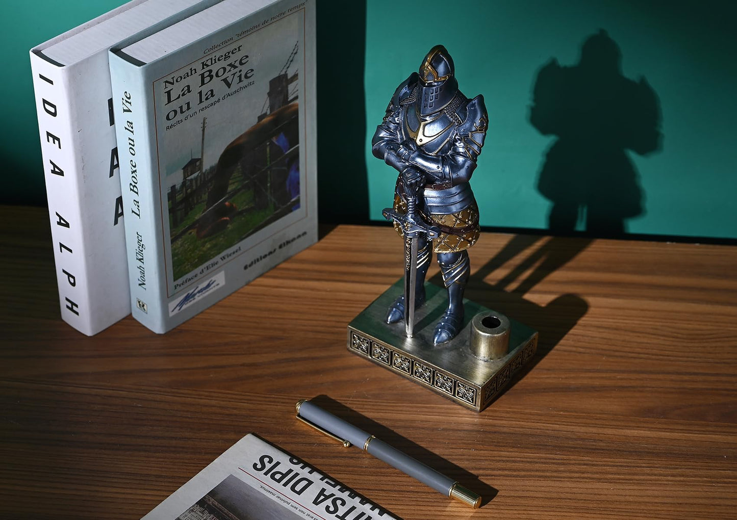 HDMbigmi King's Guard Knight Pen Stand Statue Office Pen Stand Desk Organizer for Men Top Collection as Gift 9.45 Inches (Blue)