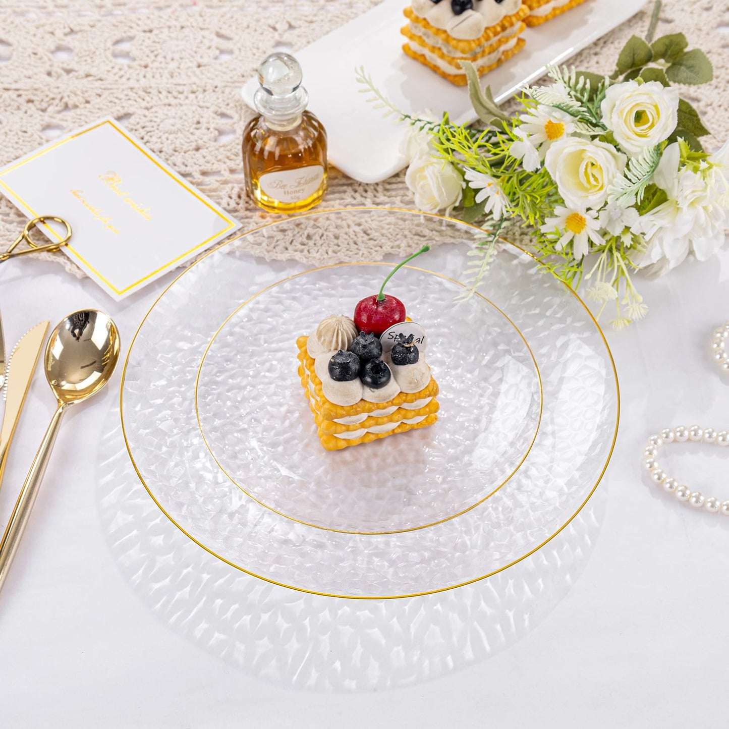 Rubtlamp 100Pcs Clear Gold Plastic Plates, Disposable Plates with Gold Rim, Heavy-Duty Party Platos, Hammered Plastic Plates Include 50 Clear Dessert Plates, 50 Dinner Platos for Party