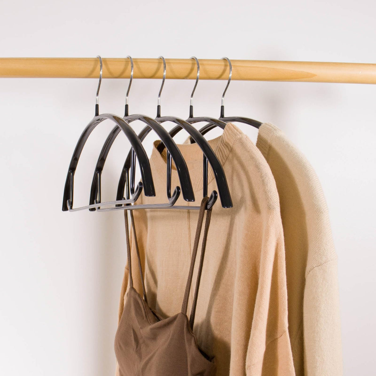 GZQXHOME 30 Pack Non Slip PVC Coating Metal Clothes Hangers No Shoulder Bump,Built-in Shoulder Hook and Bottom Rod,Suitable for Sweaters,Suits,Shirts,Skirt,Jackets (Black, 30 Pack)