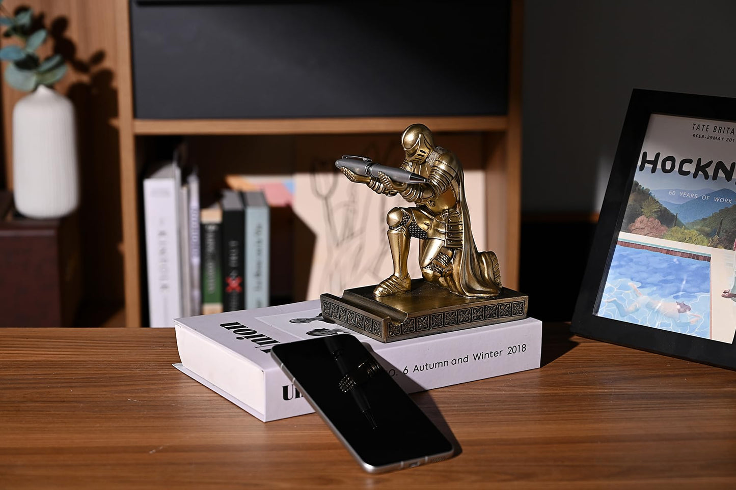 CYXStar Windbreaker Soldier Knight Pen Holder Personalized Desk Accessory, Mobile Phone & Gaming Controller Holder, Device Stand Gift for Medieval Enthusiasts (Bronze)