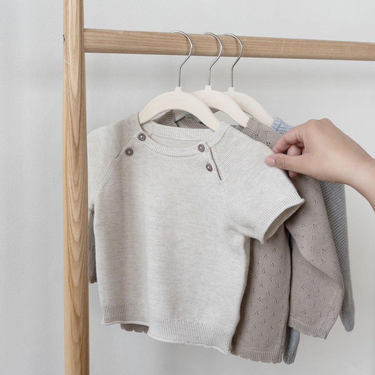 3 Sprouts Velvet Baby Hangers - Non-Slip, Infant & Toddler Velvet Hangers - Slim Kids Hangers & Baby Clothes Hangers, Cintres Pour Bébé, Pack of 50 - Cream
