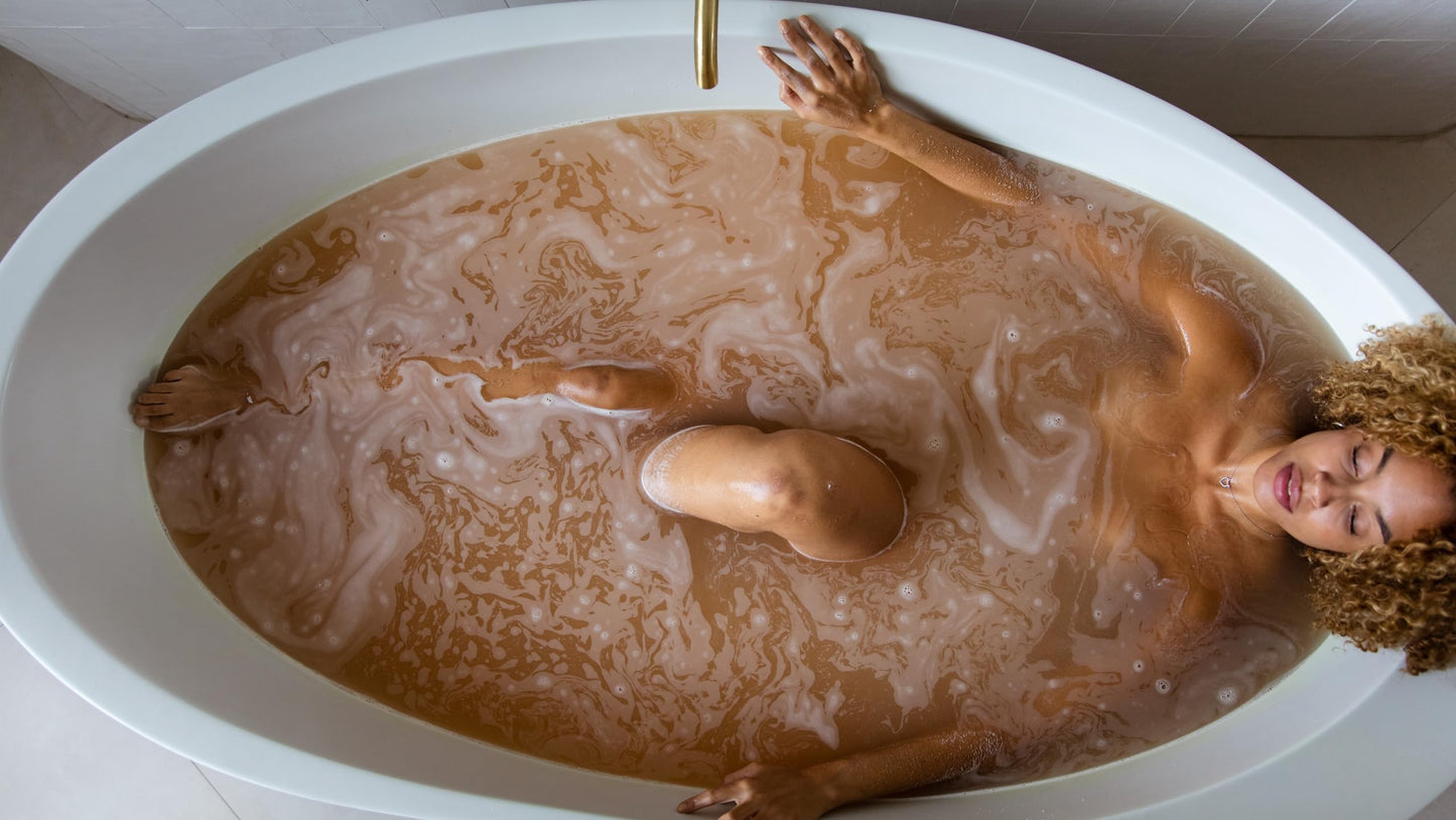 Bathorium Amber Glow Clay Mineral Soak – Bath Soak with French Pink Clay & Mineral-Rich Salts, Enriched with Organic Vanilla & Bergamot, Soothes & Revitalizes Skin, Approximately 3 Baths, 900g