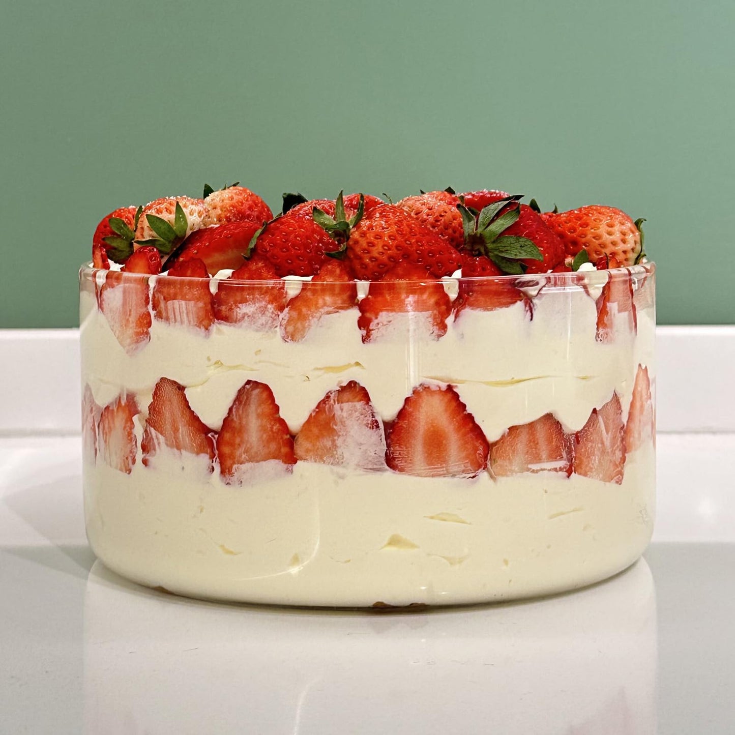 Opexscal 190oz Extra Large Glass Trifle Bowl with Lid, Modern Design Clear Glass Round Dessert Centerpiece Serving Bowl for Laying Ice Cream Cakes, Salad, Fruit, Microwave & Dishwasher Safe