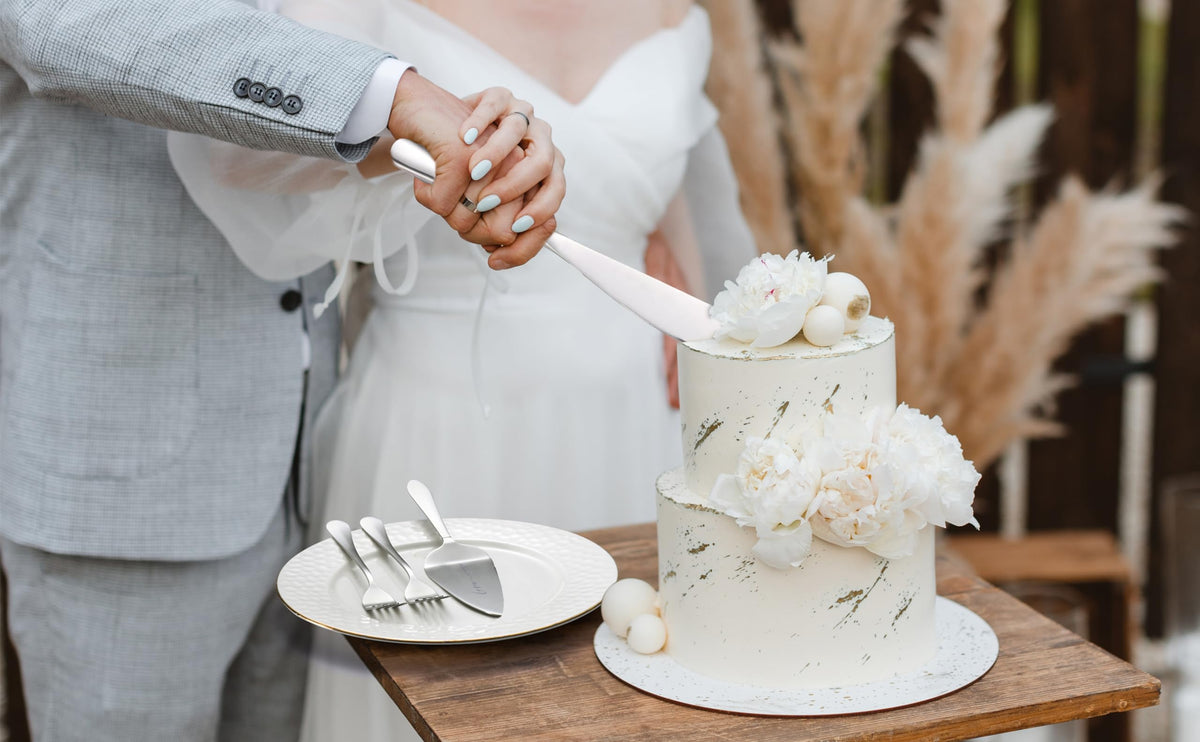 ROXBURGH Wedding Cake Knife and Server Set, Bride and Groom Mr and Mrs Champagne Flutes & Forks with Giftable Box, Cake Cutting Set for Wedding Engagement Bridal Shower Gifts