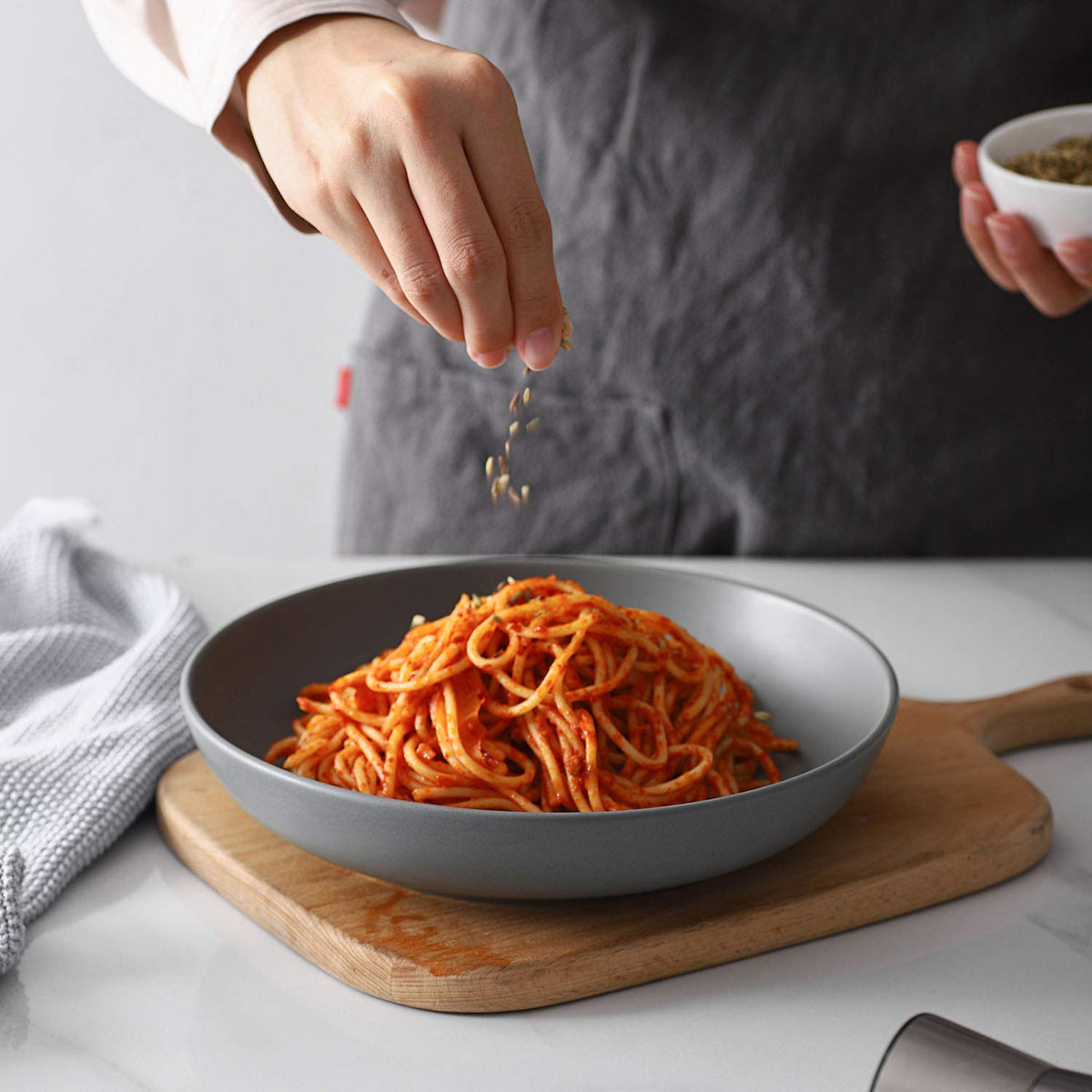 Y YHY Pasta Bowls 30oz, Large Salad Serving Bowls, Porcelain Soup Bowls, Grey Pasta Plates Set of 6, Wide and Flat, Microwave Dishwasher Safe, Grey Matte