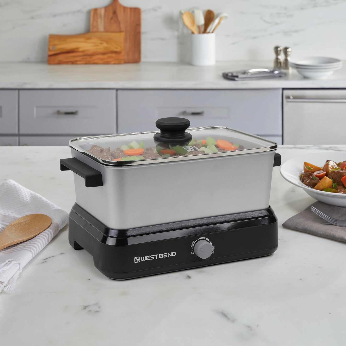 West Bend 87905 Large Capacity Non-Stick Versatility Slow Cooker with 5 Temperature Control Settings Dishwasher Safe Includes A Travel Lid & Thermal Carrying Case, 5-Quart, Silver