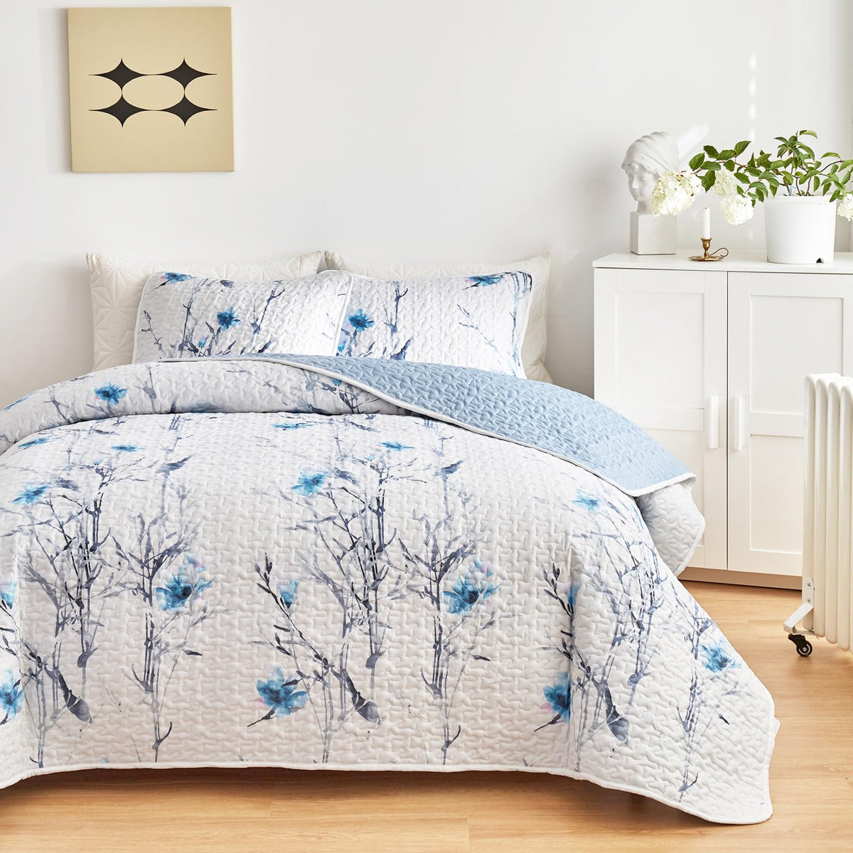 Botanical Quilt Set 3 Pieces King Size, Blue Flower Branch on White Reversible Bedspread Coverlet Set, Soft Microfiber Lightweight Bed Cover for All Season (102" x 90", 1 Quilt+ 2 Pillow Shams)