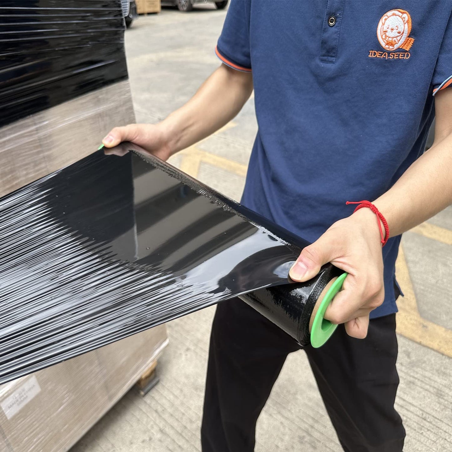 CHUANGSEED 2Pack Black Stretch Wrap 15" x 1500 Feet 70 Gauge Industrial Strength with Plastic Handle, Plastic Pallet Supplies Durable Self-Adhering for Packing, Moving, Heavy Duty Shrink Film Rolls