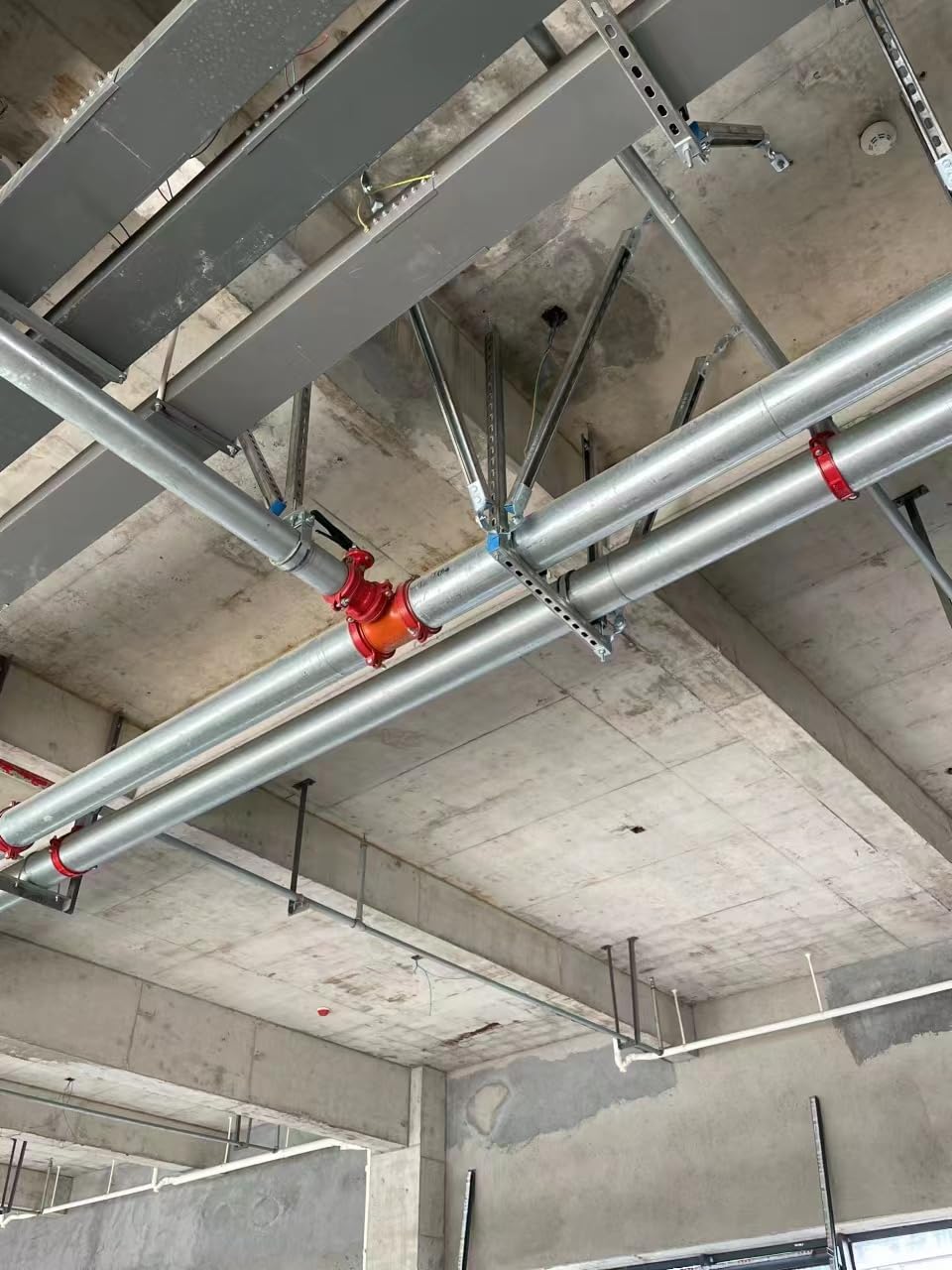 Unistrut Channel Trolley Track，4.75 Feet Length Strut Channel Trolley Track 1-5/8" Wide and high 12 Gauge Metal Steel U Channel with Thick Galvanized Steel Strip Groove Back. (Silver-1)