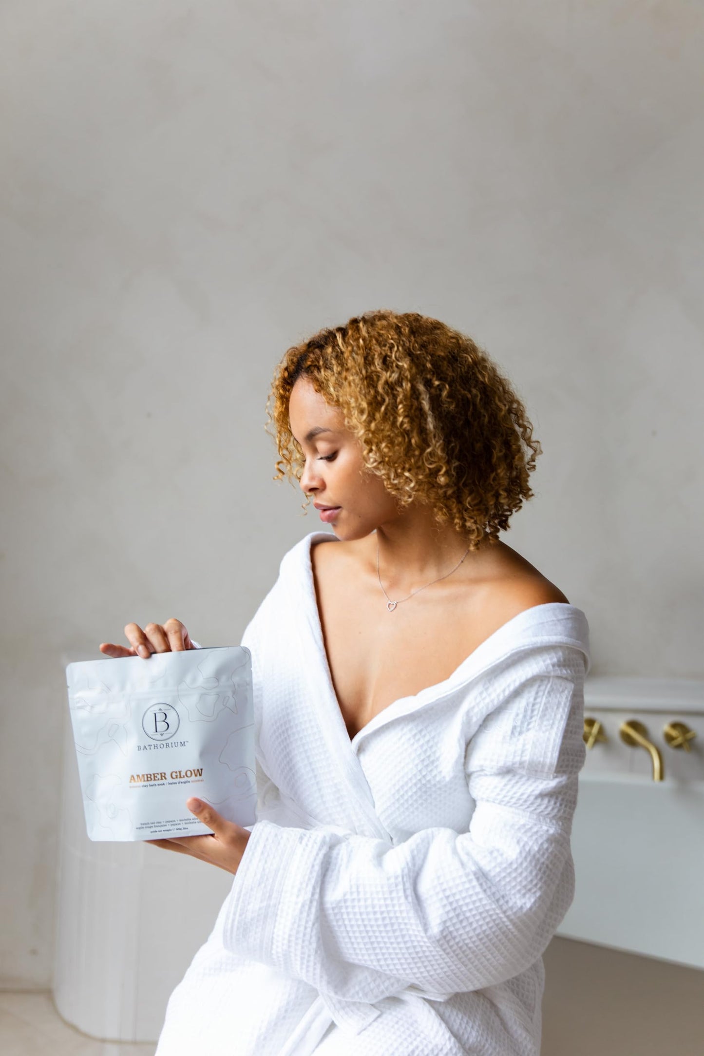 Bathorium Amber Glow Clay Mineral Soak – Bath Soak with French Pink Clay & Mineral-Rich Salts, Enriched with Organic Vanilla & Bergamot, Soothes & Revitalizes Skin, Approximately 3 Baths, 900g