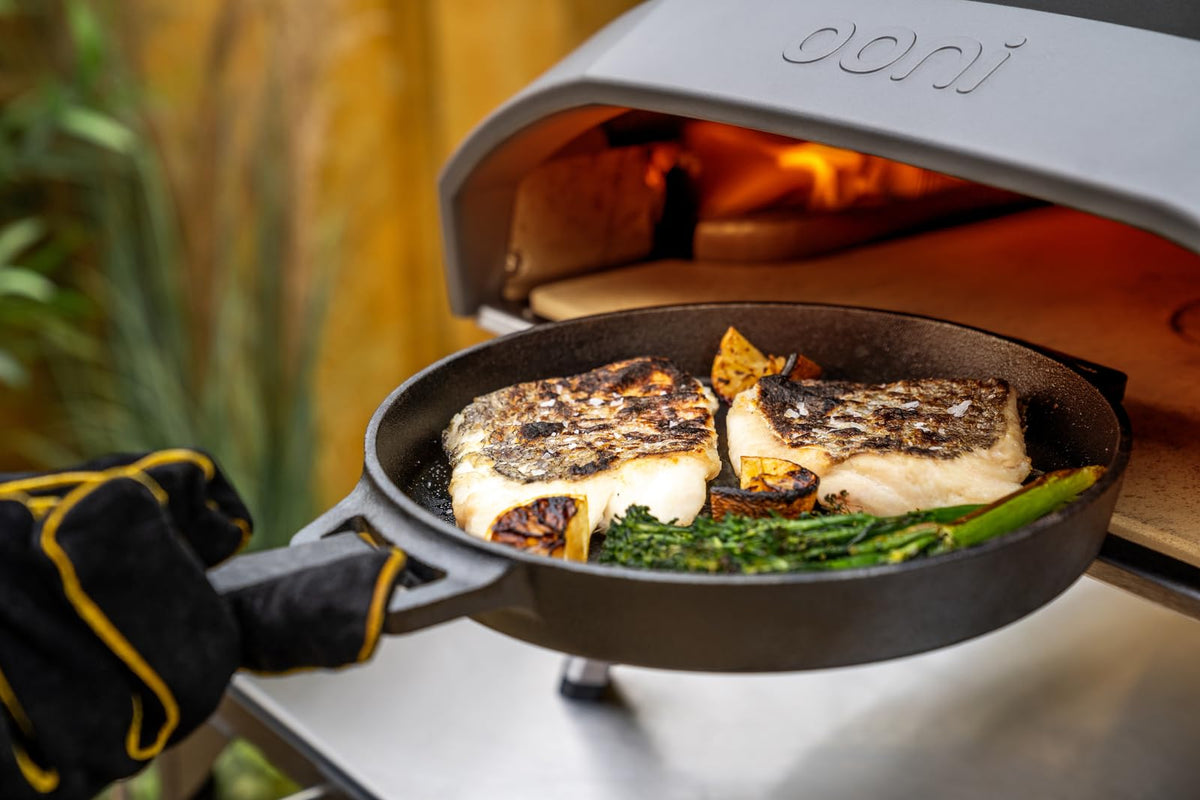 Ooni Cast Iron Skillet Pan - 9" Round Cast Iron Skillet with Removable Handle and Sainless Steel Trivet, Cast Iron Frying Pan, Pre-Seasoned Non-Stick Oven Safe Cookware, Pizza Oven and BBQ Accessories