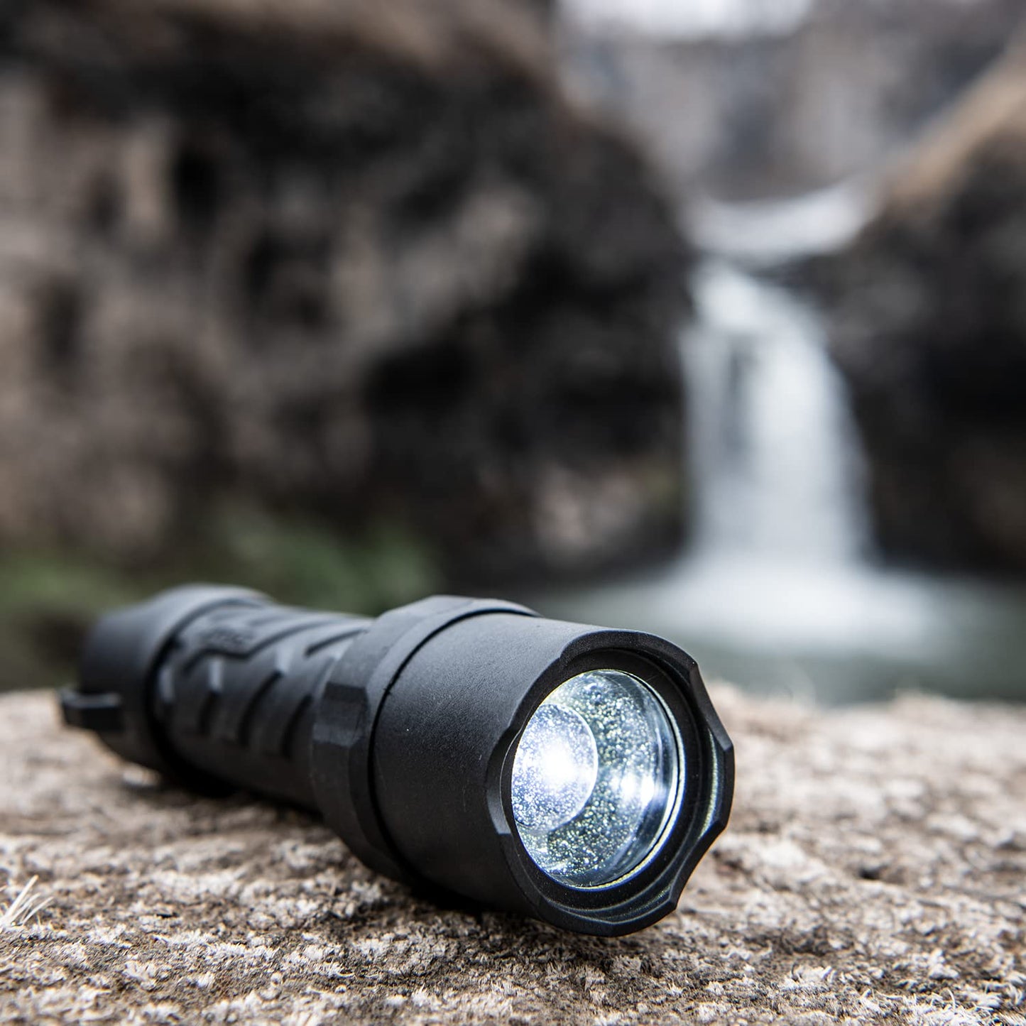 COAST POLYSTEEL 200 with Twist Focus, Pure Beam, 390 Lumen LED Flashlight, Crushproof, Black