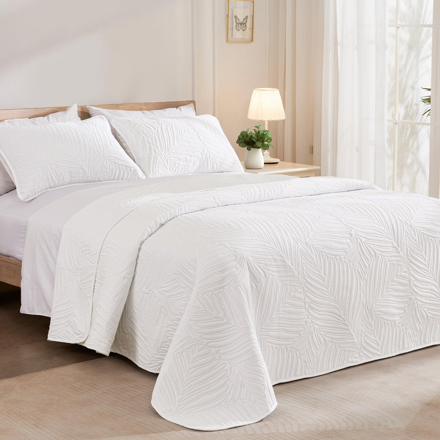 Exclusivo Mezcla California King Quilt Bedding Set, Lightweight White Quilts Cal Oversized King Size for All Seasons, Soft Microfiber Bedspreads Coverlets with Leaf Pattern, 3 Piece