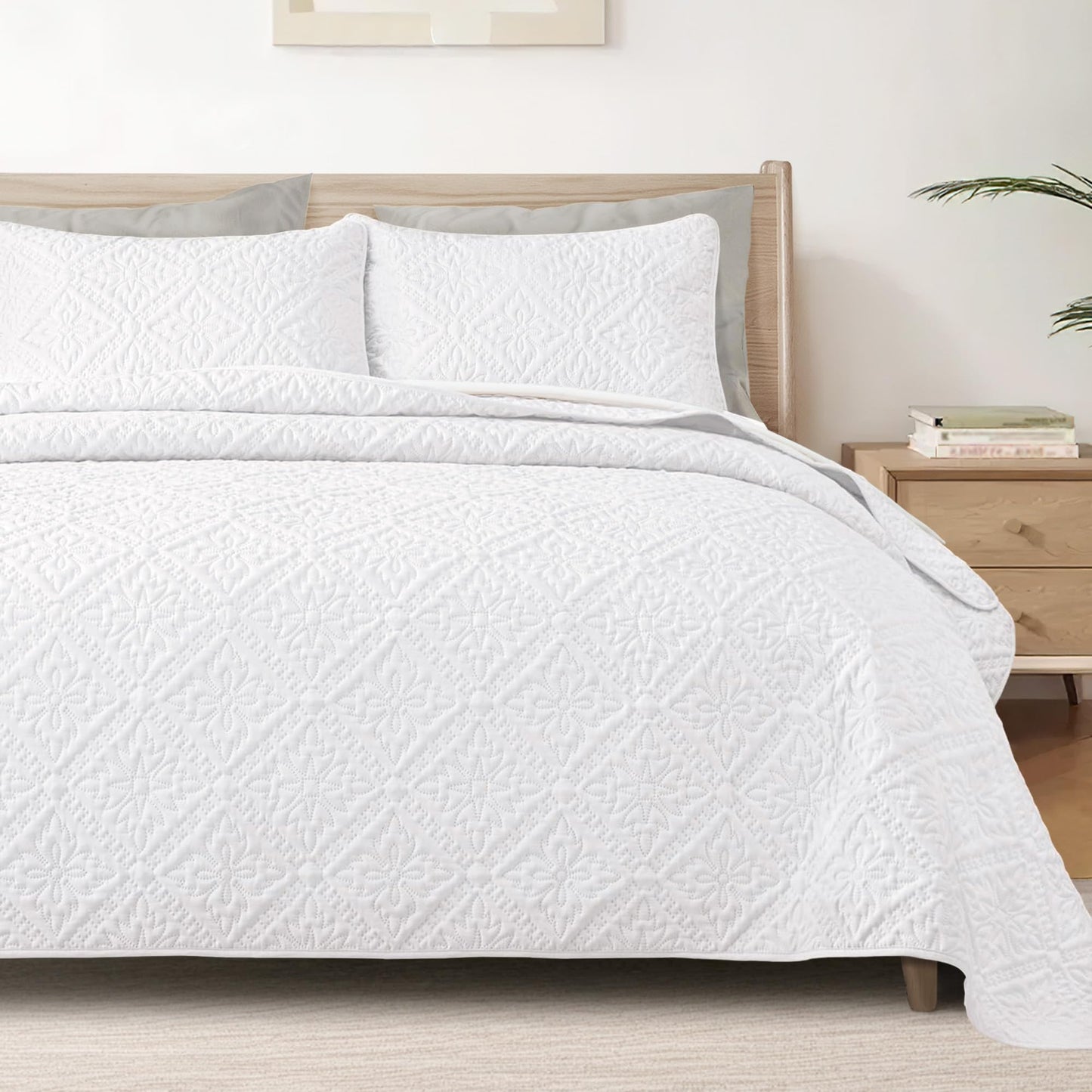 Exclusivo Mezcla California King Quilt Bedding Set, Lightweight Soft Bedspreads Coverlets with 2 Pillow Shams, Modern White Oversized Quilts King Size for All Seasons