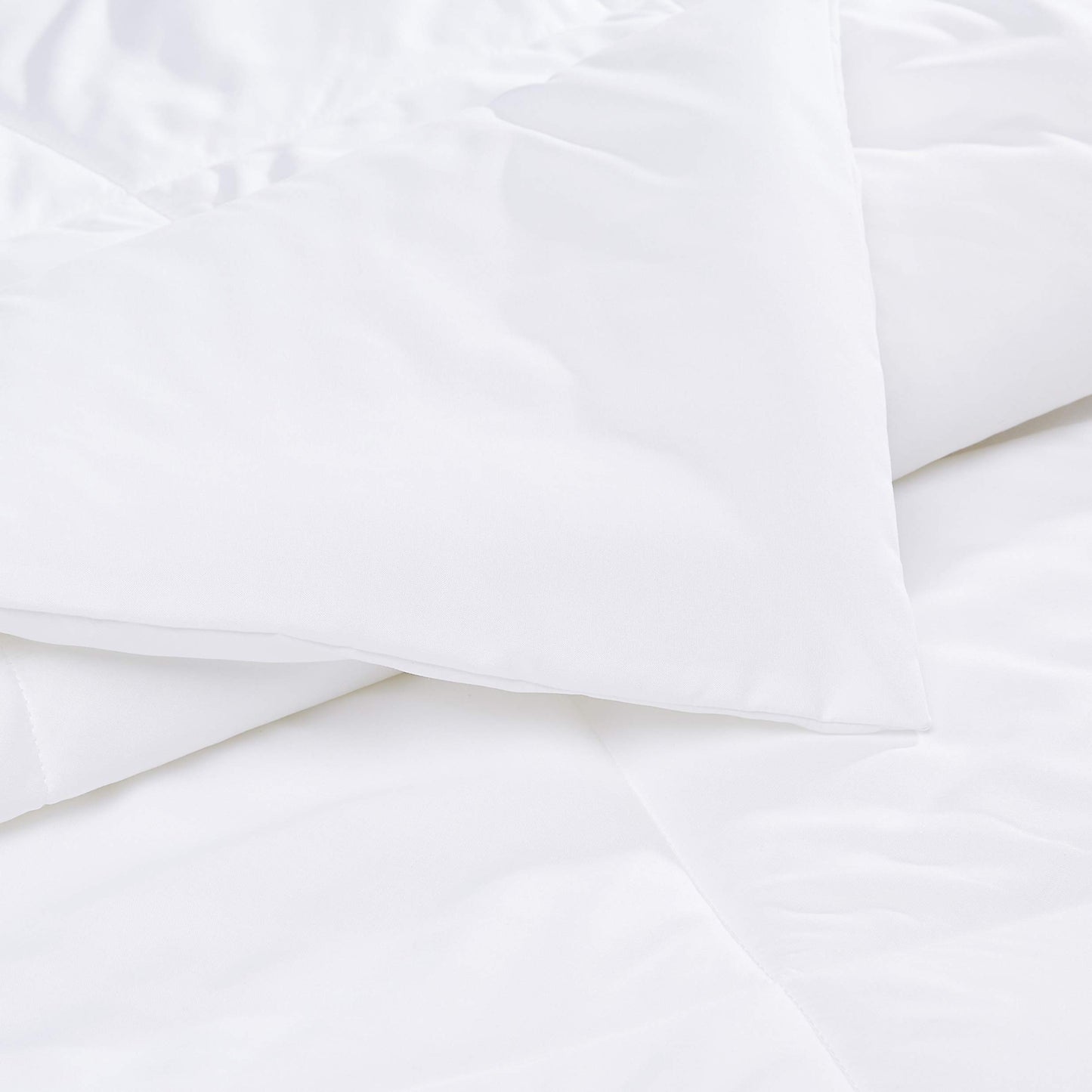 Amazon Basics Reversible, Lightweight Microfiber Comforter Blanket - Full / Queen, White