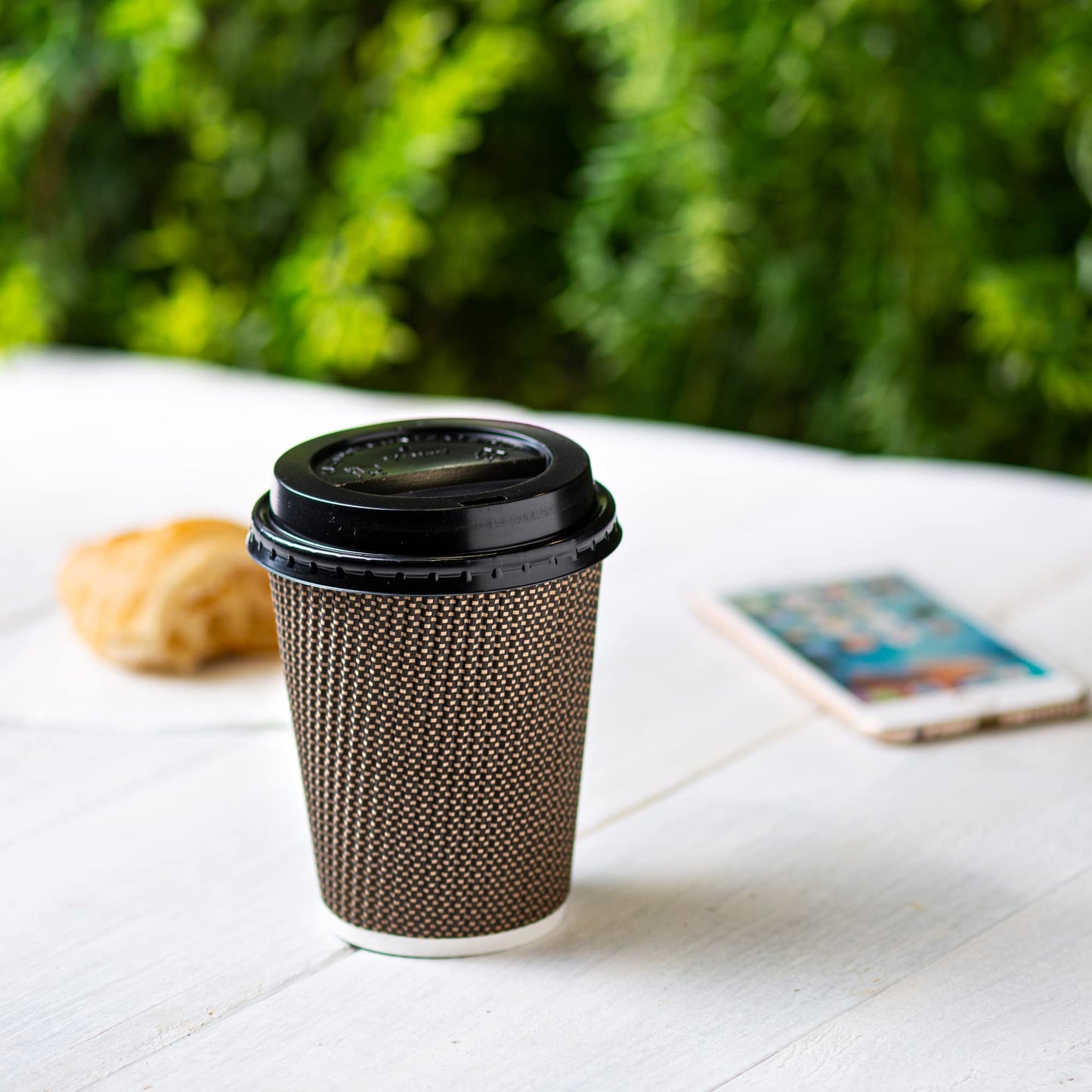 GUSTO 12 oz Insulated Brown Patterned Ripple Paper Hot Coffee Cups with Lids - 50 Sets - Ideal for Hot Beverages, Travel, and Office Use