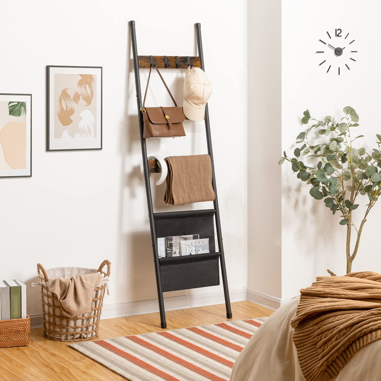 HOOBRO Blanket Ladder, 5 Tier Ladder Shelf, Wall-Leaning Blanket Rack with 4 Removable Hooks and Storage Pocket, Towel Drying and Display Rack for Bathroom, Bedroom, Rustic Brown BF32CJ01