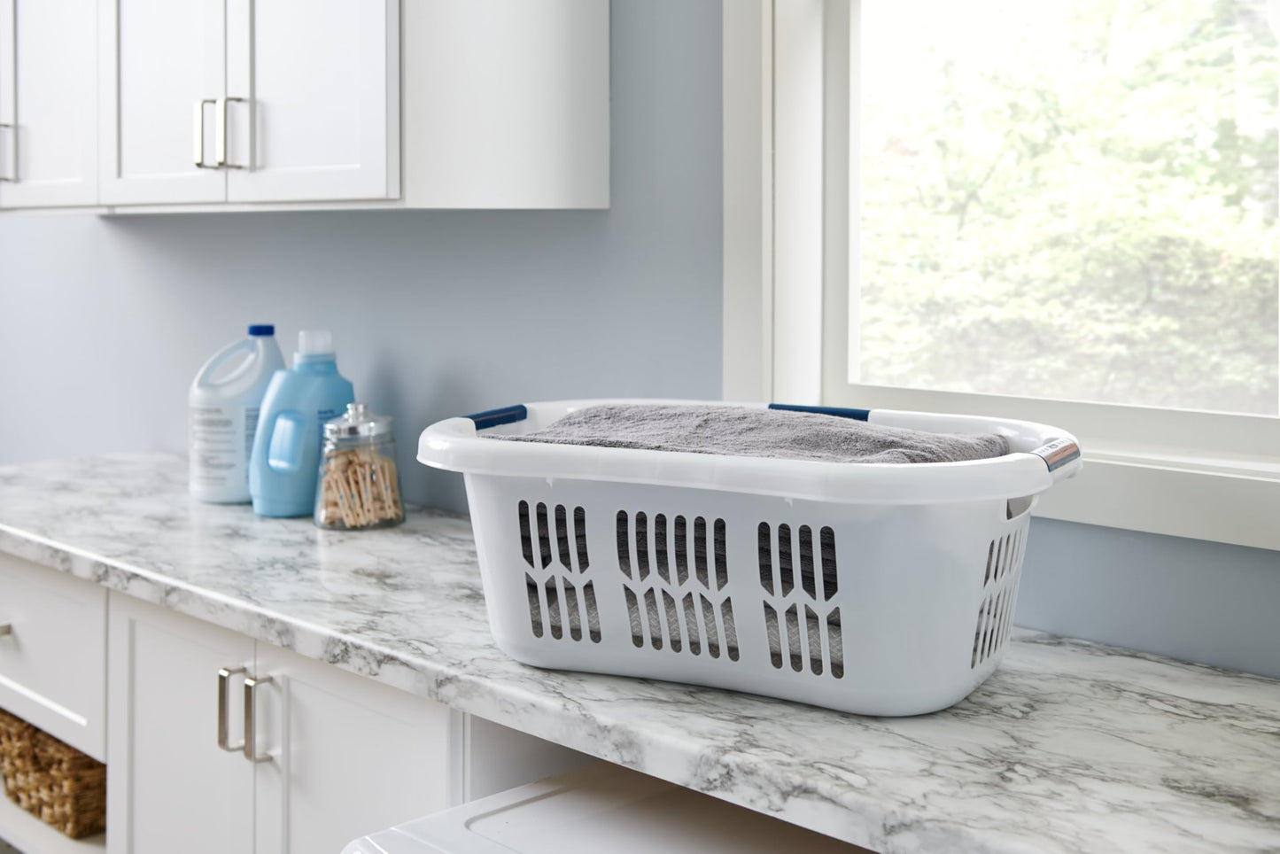 Rubbermaid Hip Hugger Laundry Basket, Standard, White