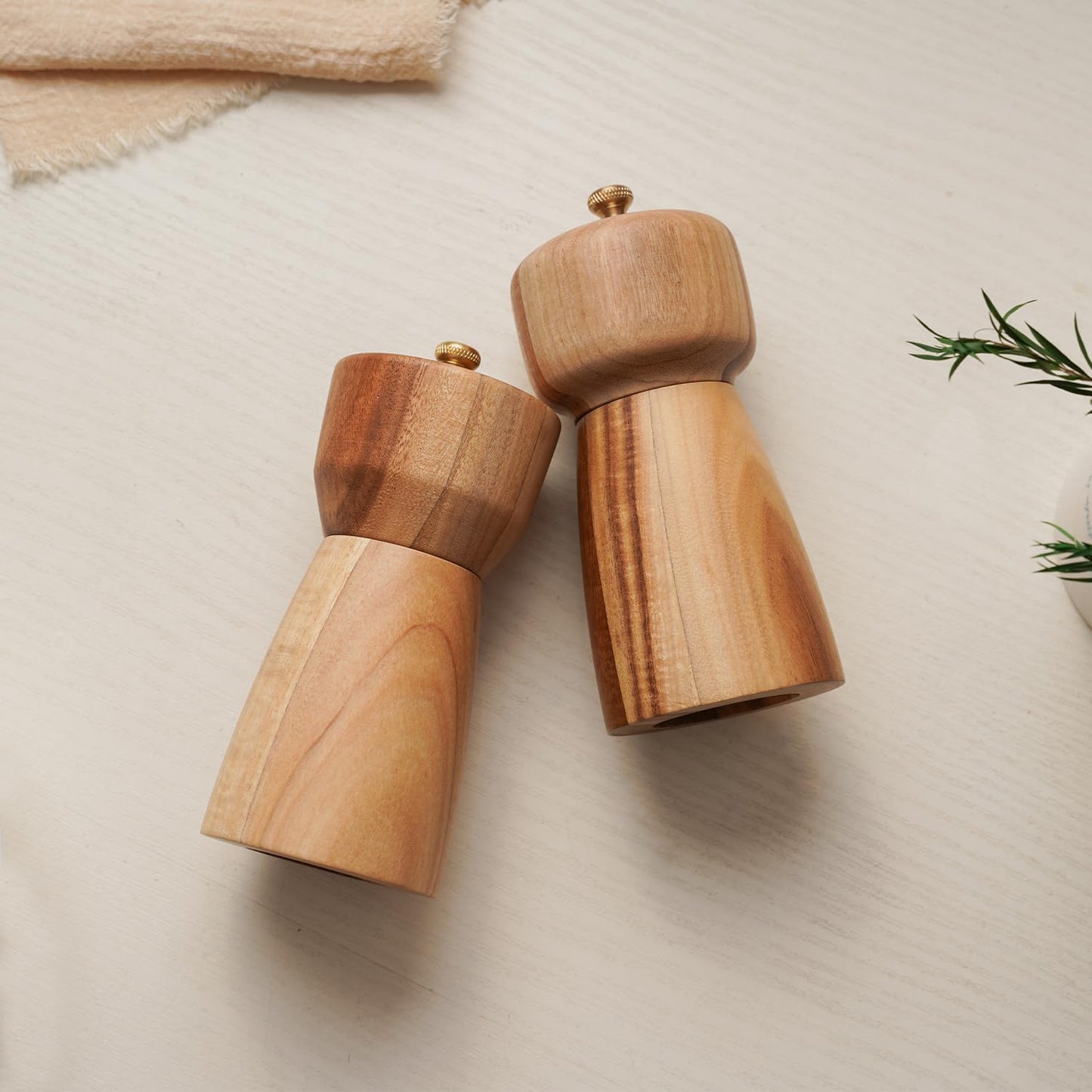 DeroTeno Salt and Pepper Mill Set with Tray, Adjustable Ceramic Grinder Salt Mill, Stainless Steel Grinder Pepper Mill, Acacia Wood, 14 cm/ 5 Inch Height, Bottom Dia 6 cm /2.36 inch