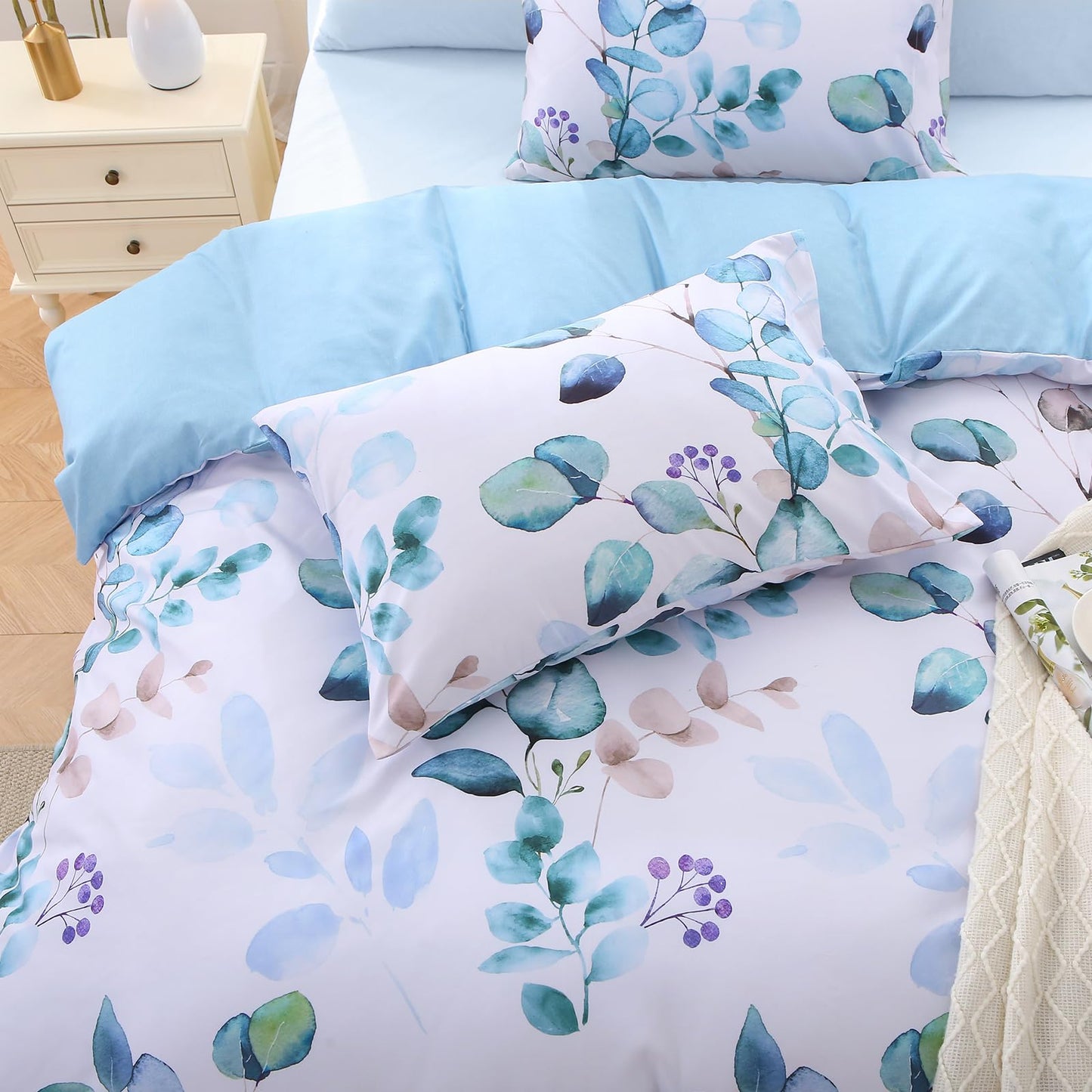 MUXHOMO Blue Flower Queen Comforter Set 7 Pieces, Elegant Floral Print Bed in a Bag Queen, Breathable Reversible Botanical Pattern Bedding Set with Comforter, Sheets, Pillowcases, and Shams