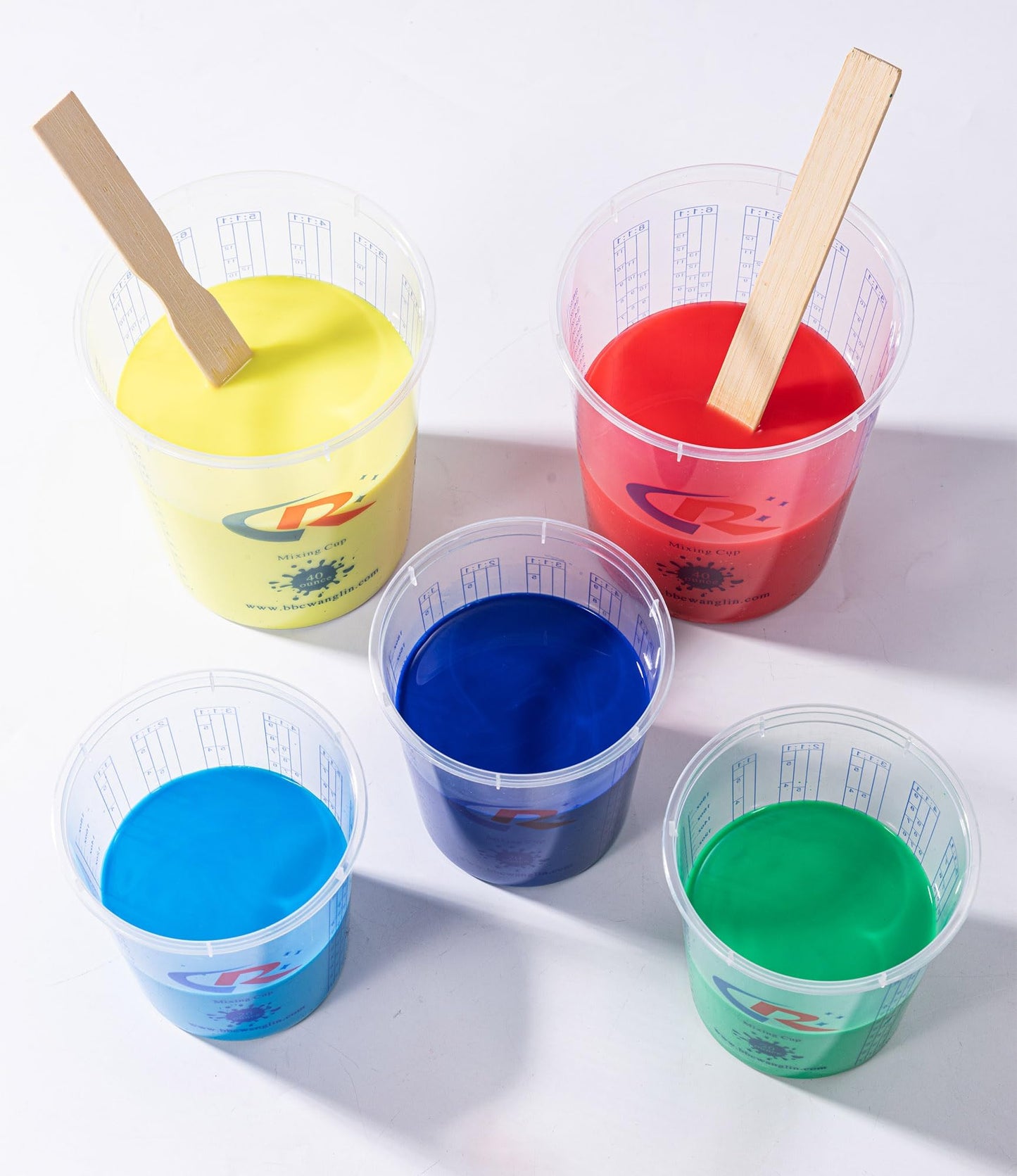CR CHRWLIN 36Pack Paint Mixing Cups with 12 Lids, 20oz(680ml) Disposable Crystal Clear Plastic Cups with Measurement Marks, Leak-Proof for Automotive Paint, Epoxy Resin, DIY, Studio & Industrial Use
