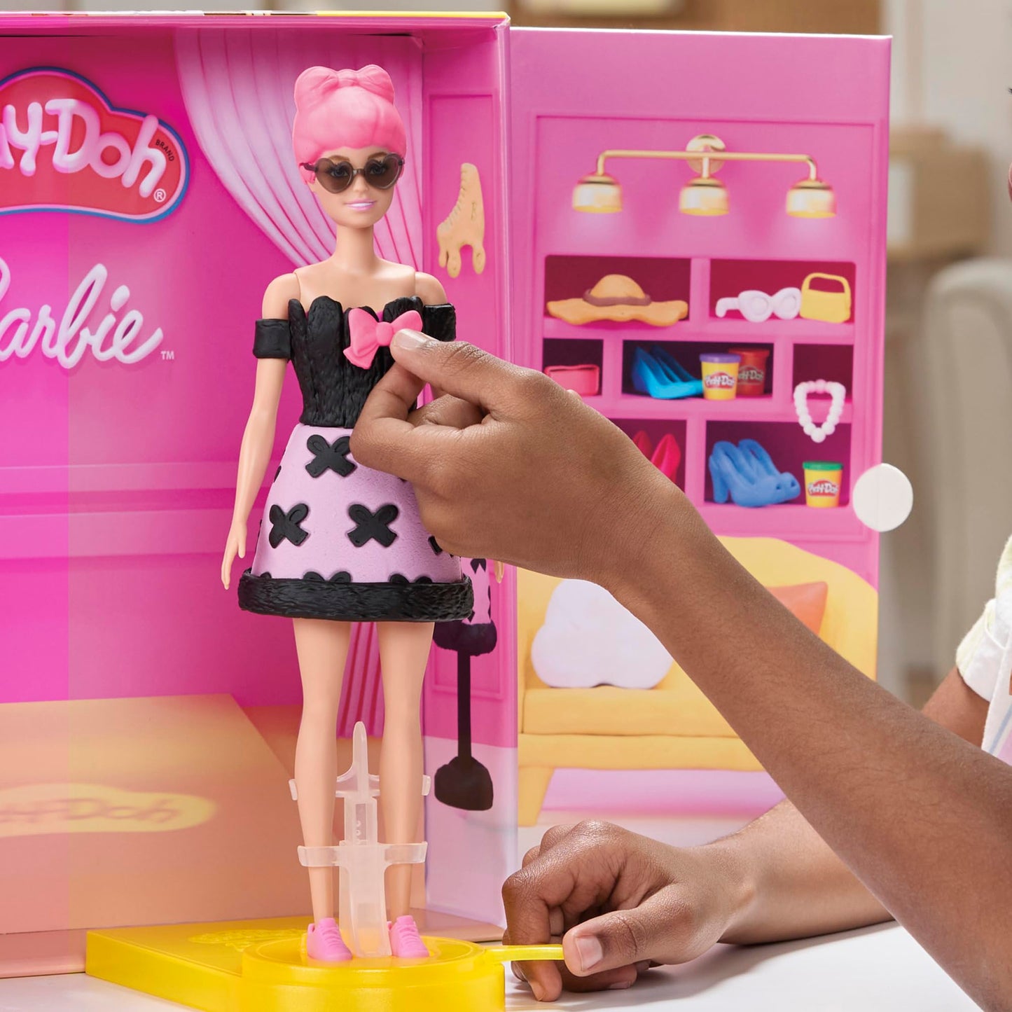 Play-Doh Barbie Designer Fashion Show Set, Make Doll Clothes with 21 Fashion Accessories & Modeling Compound, Kids Arts & Crafts for Girls & Boys 5+