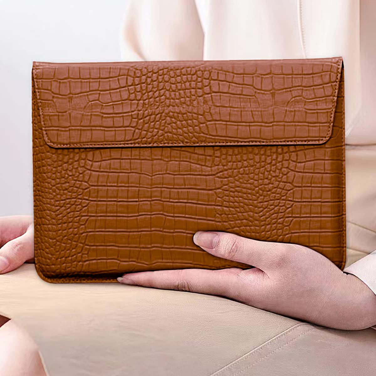 Seanai 15-16 Inch Crocodile Faux Leather Laptop Sleeve Case with Magnetic Closure & Stand Function for MacBook Air 15 Pro 15 Pro 16 M5 M4 M3 M2 M1 A3448 A3241 A2485 A3428 A3429 (2019-2026), Brown