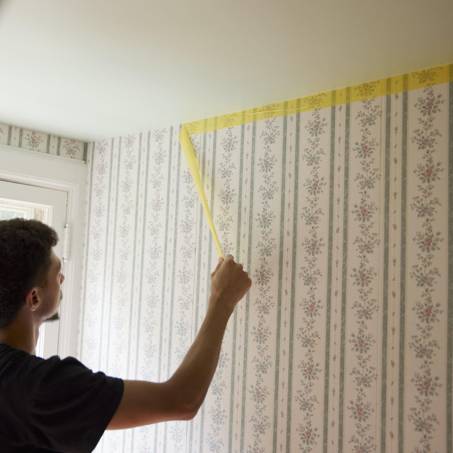 FrogTape Delicate Surface Painters Tape with PAINTBLOCK, 1.5 Inch Wide (1.41 in. x 60 Yds), Low Adhesion, Ideal for Freshly Painted Walls, Trim & Surfaces, Yellow, 4 Rolls (240662)