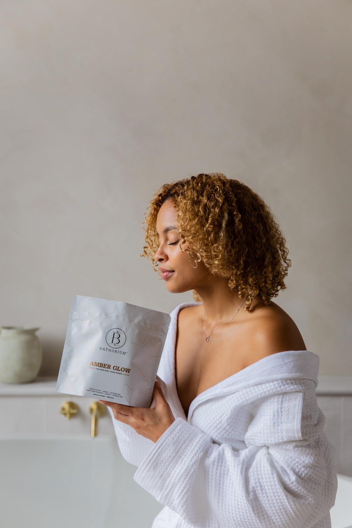 Bathorium Amber Glow Clay Mineral Soak – Bath Soak with French Pink Clay & Mineral-Rich Salts, Enriched with Organic Vanilla & Bergamot, Soothes & Revitalizes Skin, Approximately 3 Baths, 900g