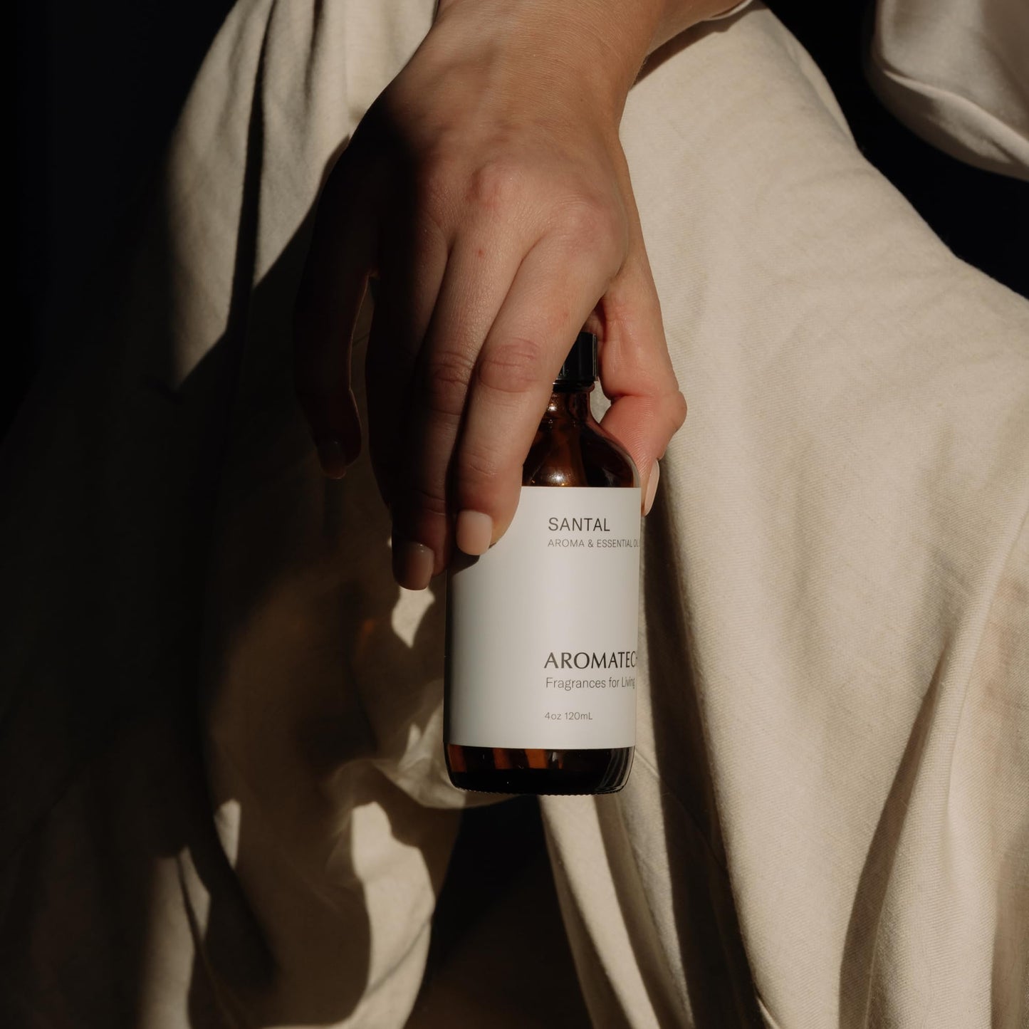 AromaTech Santal Premium Aroma Oil – Inviting & Versatile Home Fragrance with Notes of Sandalwood, Leathery Papyrus & Cardamom for Scent Diffusers, Cold-Air and UltraSonic Scent Machines – 120 mL