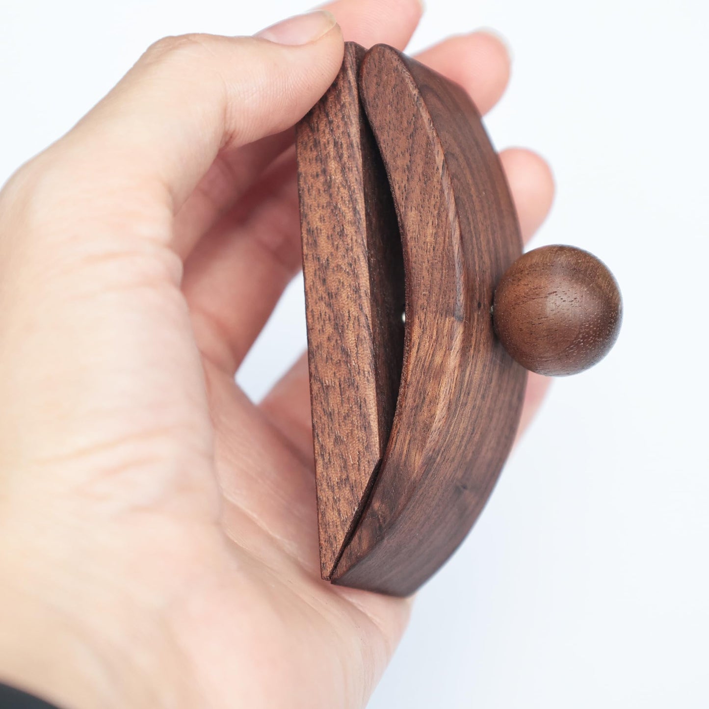 OHIYO Solid Walnut Wood Tapestry Wall Hangers 4 Pack Quilt Hangers, Blanket Hanger Clamps for Display, Wooden Wall Clips for Hanging Rug